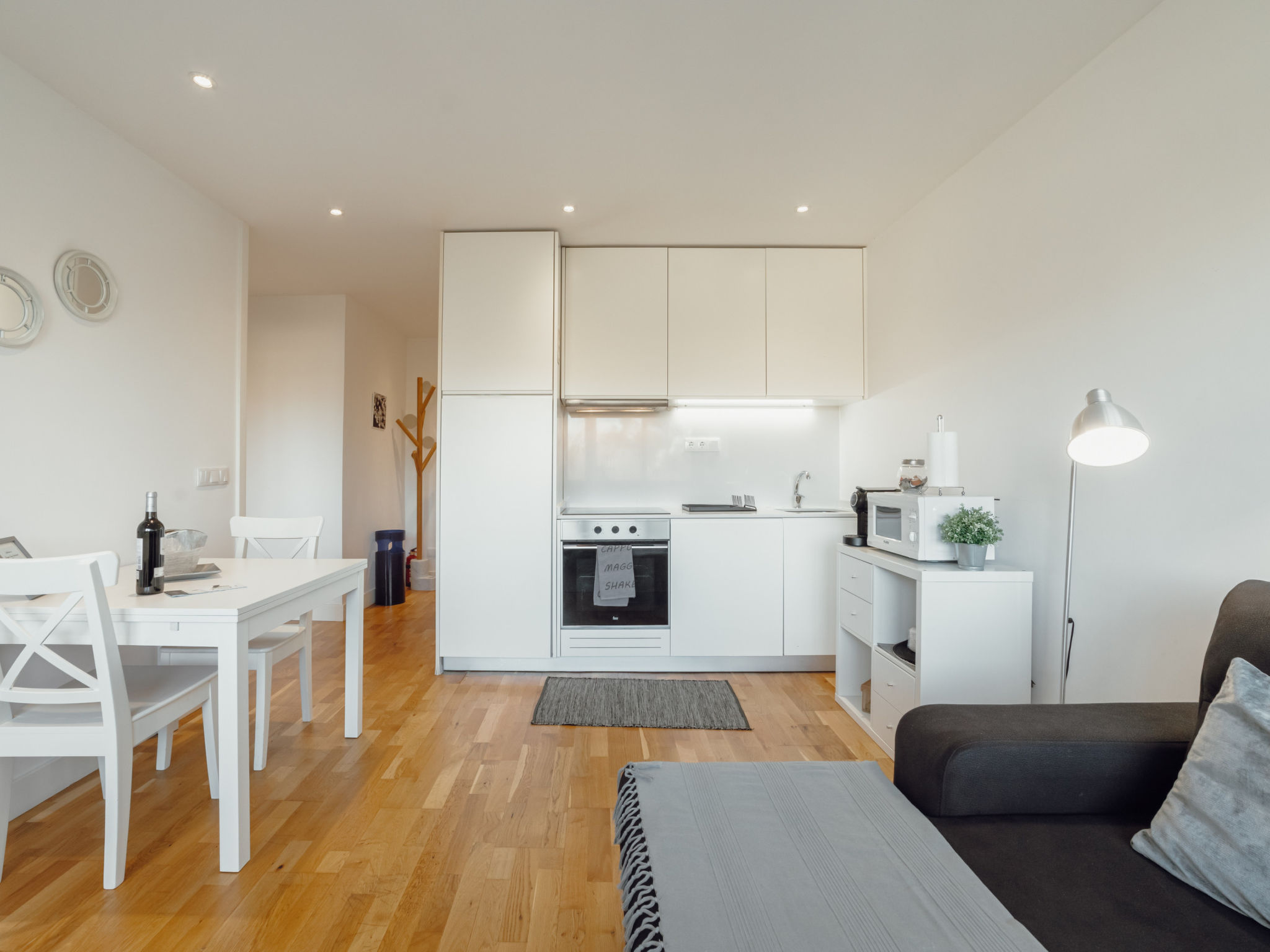 DOWNTOWN STYLISH APARTMENT & GARAGE by VACATIONY - Binnen
