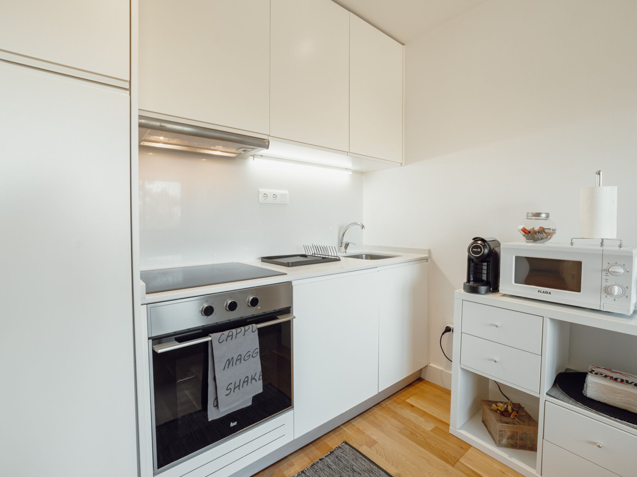 DOWNTOWN STYLISH APARTMENT & GARAGE by VACATIONY - Binnen