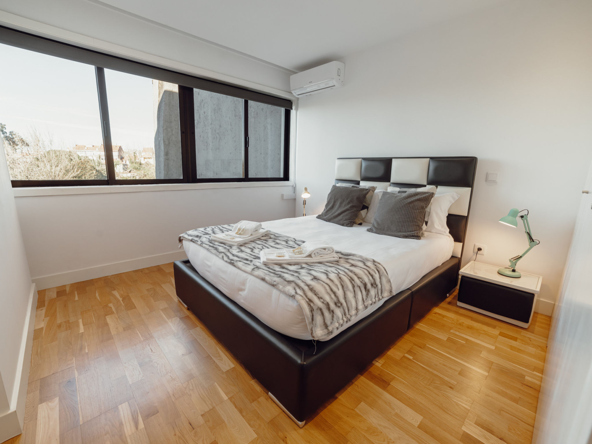 DOWNTOWN STYLISH APARTMENT & GARAGE by VACATIONY - Binnen