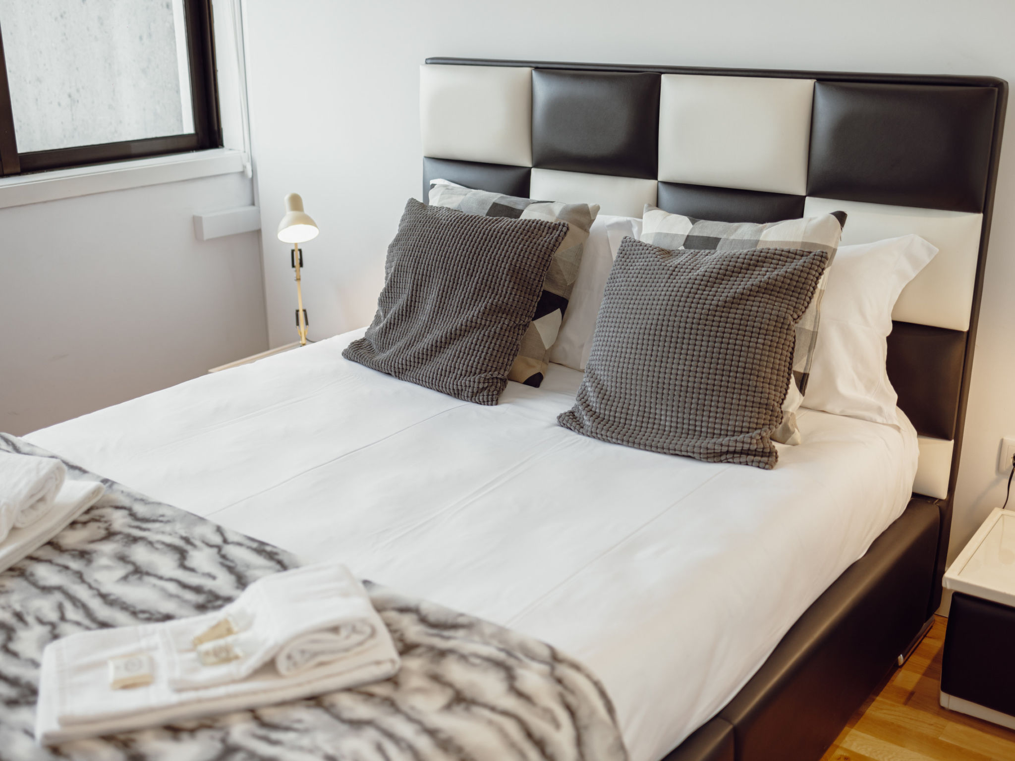 DOWNTOWN STYLISH APARTMENT & GARAGE by VACATIONY - Binnen