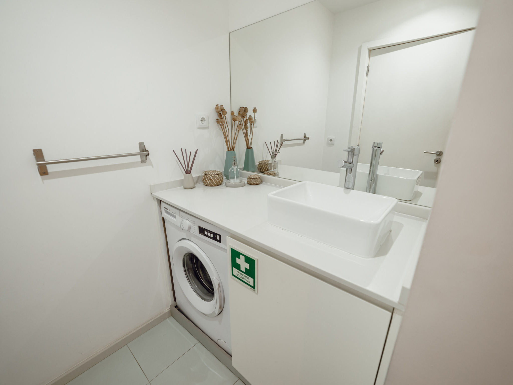 DOWNTOWN STYLISH APARTMENT & GARAGE by VACATIONY - Binnen