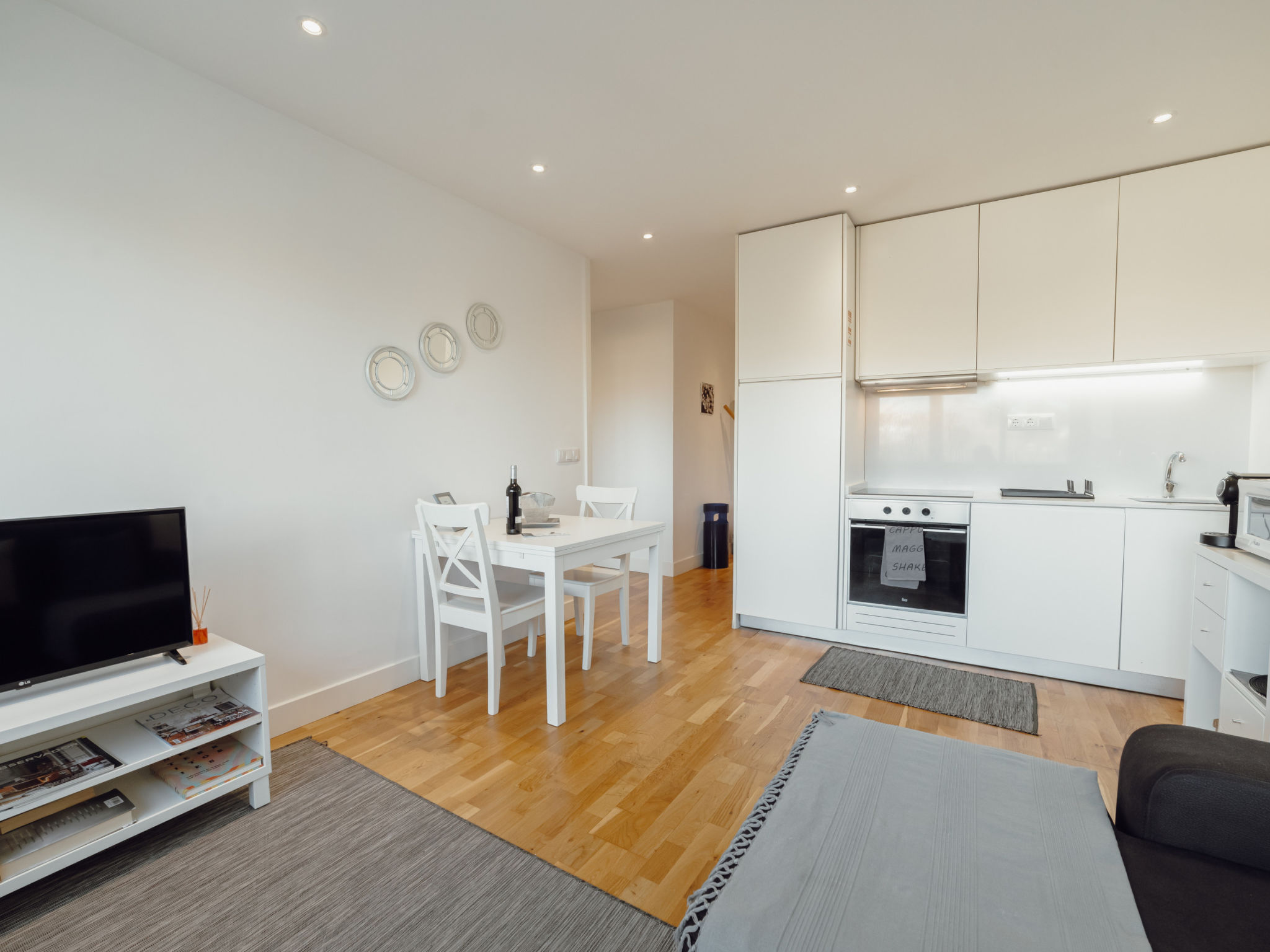DOWNTOWN STYLISH APARTMENT & GARAGE by VACATIONY - Binnen