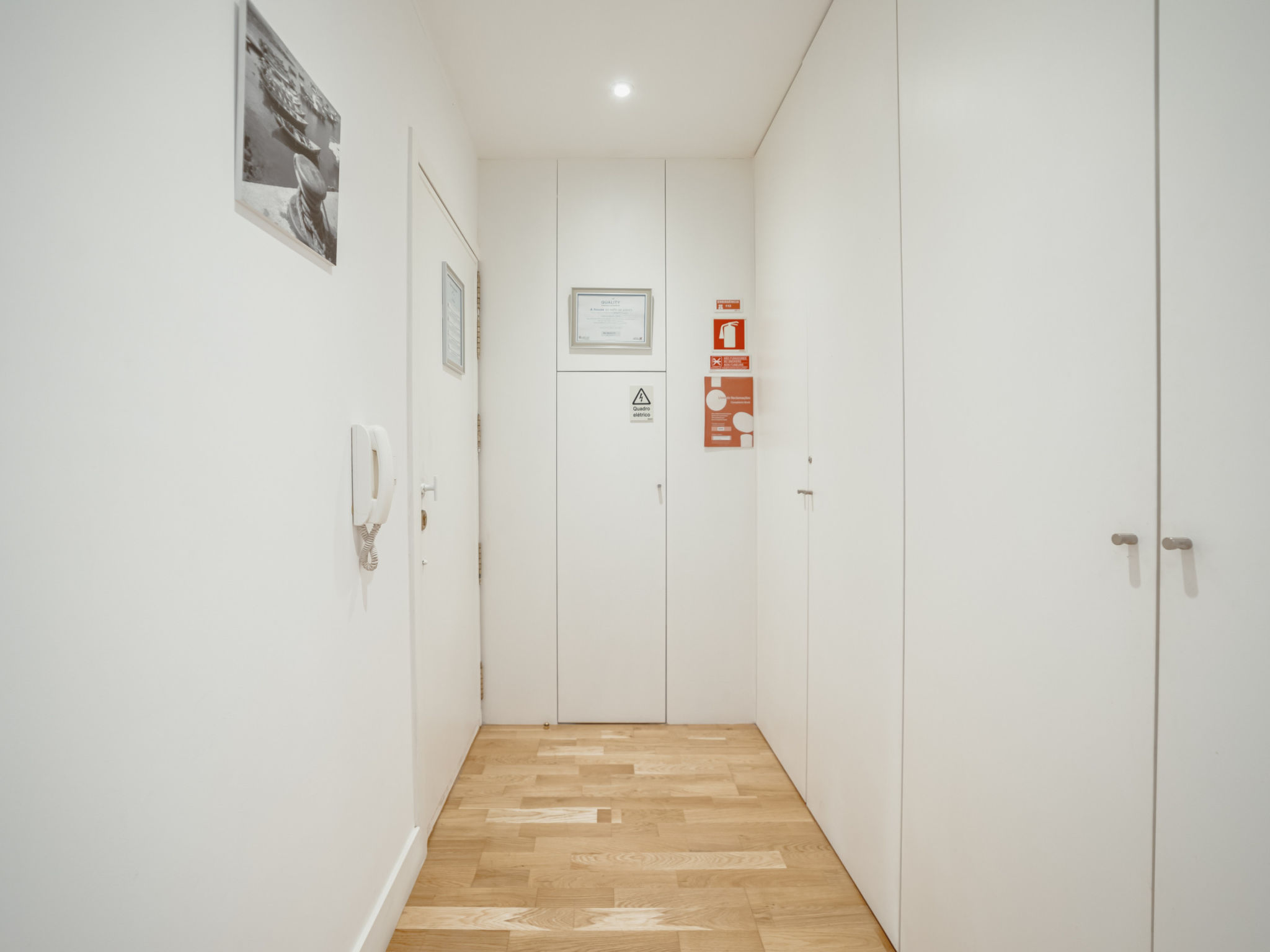 DOWNTOWN STYLISH APARTMENT & GARAGE by VACATIONY - Buiten