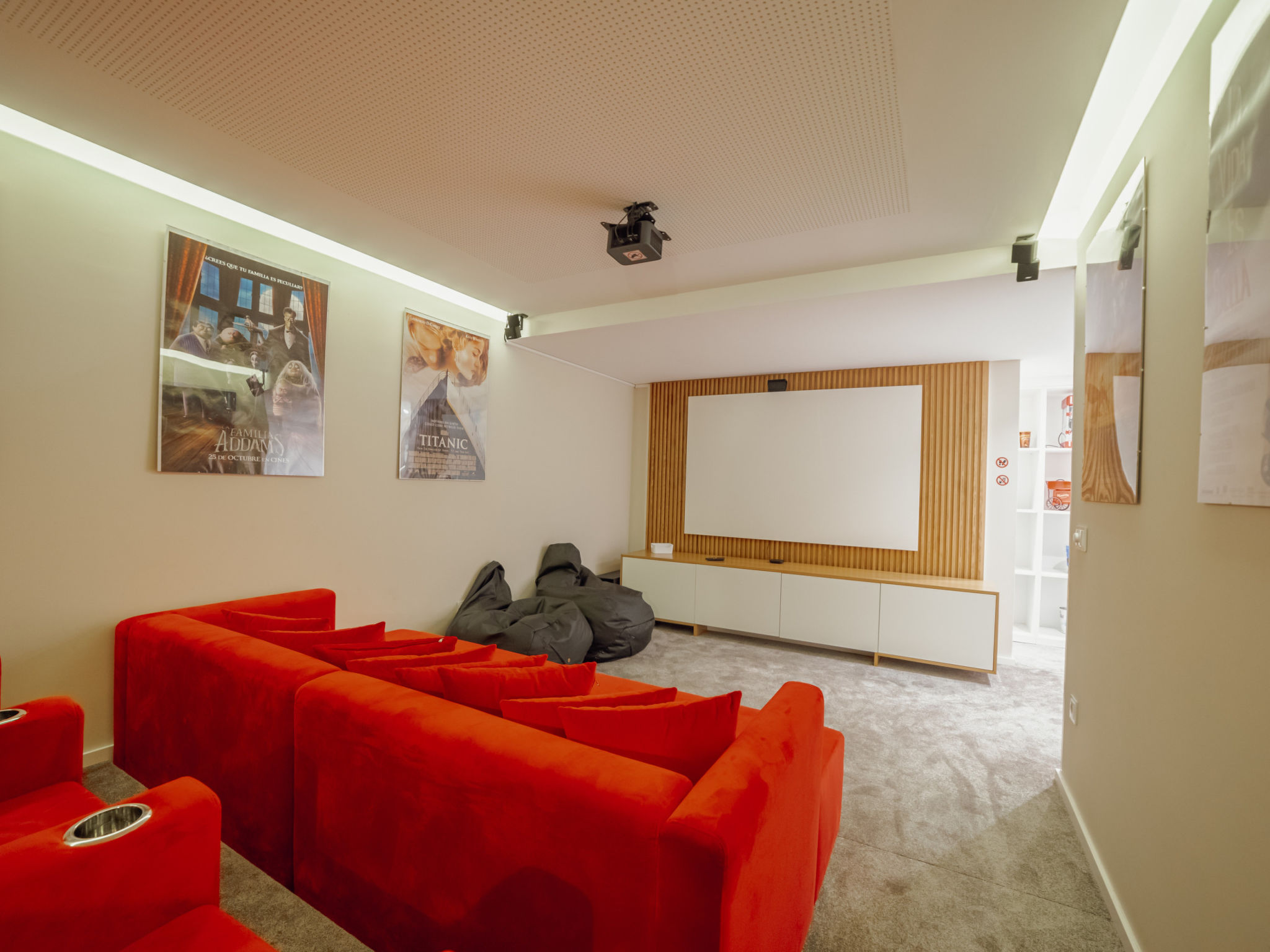 POOL & CINEMA VILLA by VACATIONY - Binnen