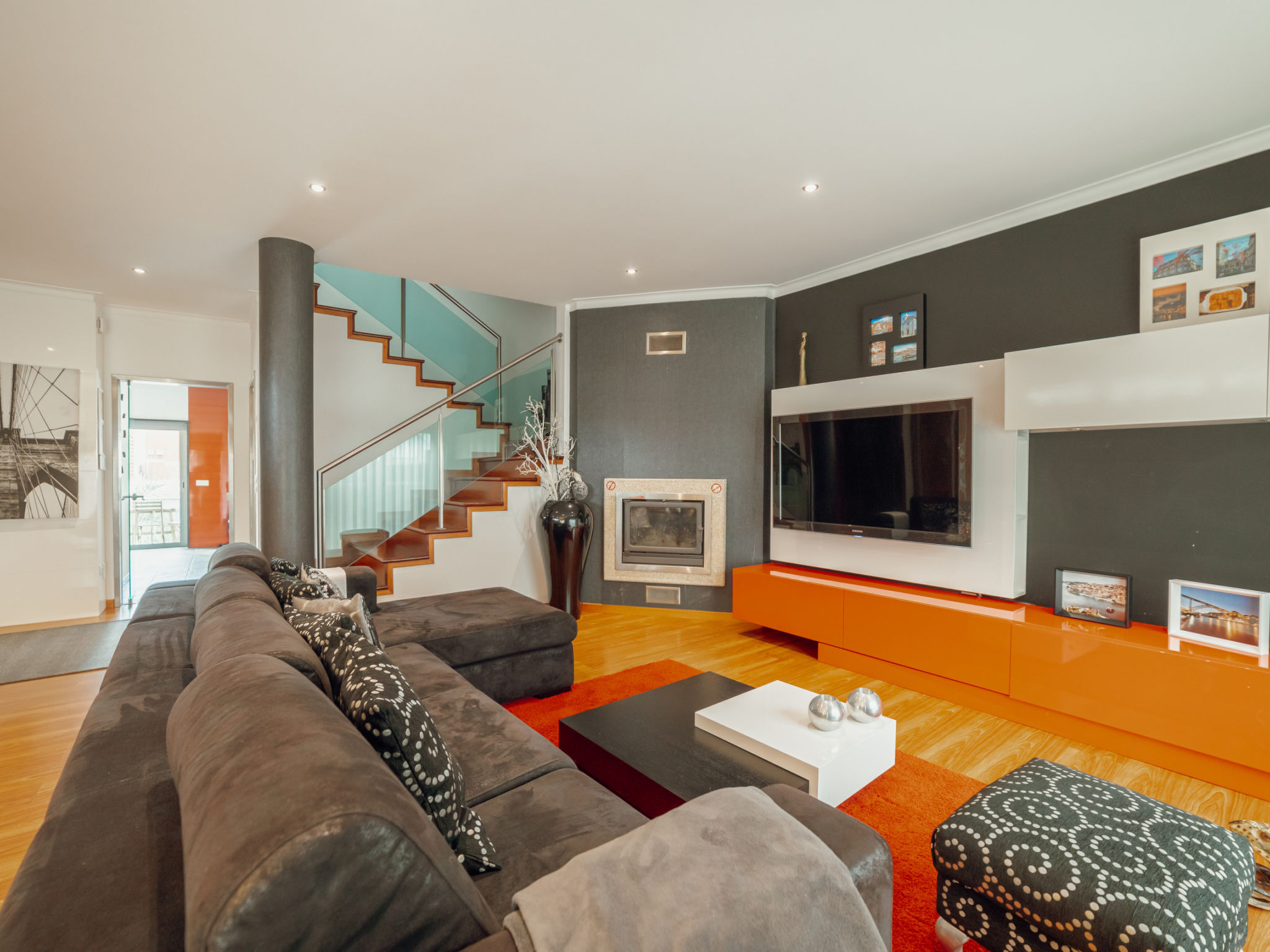 POOL & CINEMA VILLA by VACATIONY - Binnen