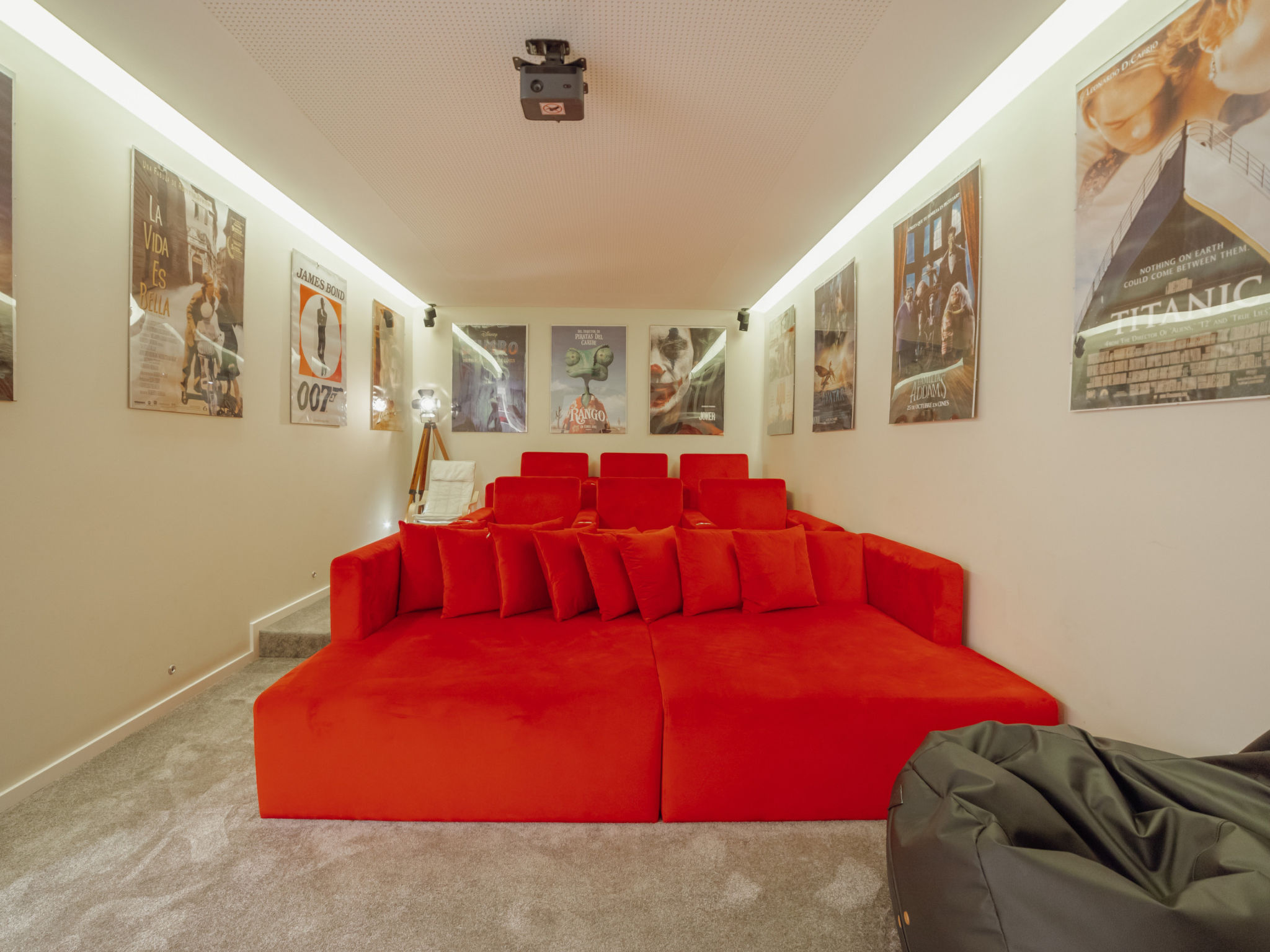 POOL & CINEMA VILLA by VACATIONY - Binnen