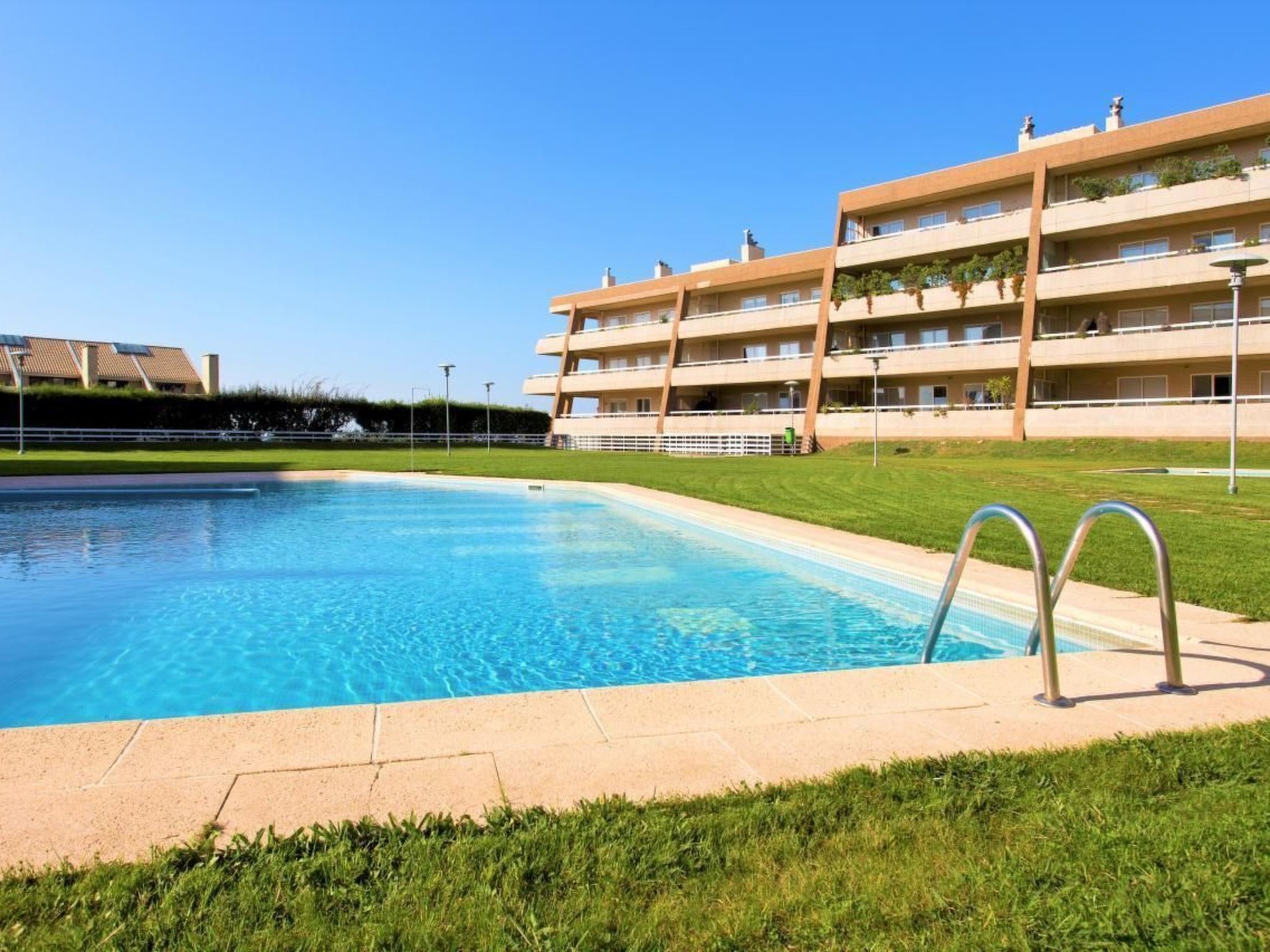 Geräumiges Penthouse am Meer mit zwei Pools