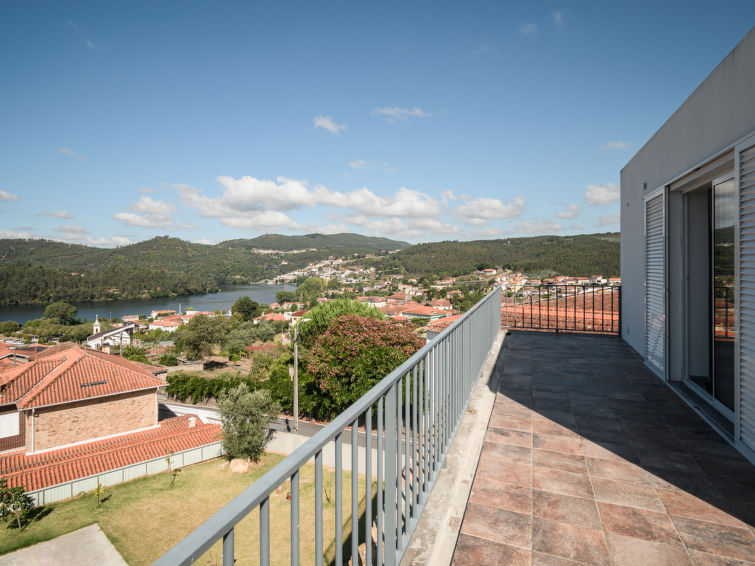 "Douro view", huis 4-kamers 119 m2 op 3 verdiepingen. Comfortabel en gezellig ingericht: 1 kamer met 2 bedden (90 cm, lengte 200 cm), elektrische verwarming en ventilator. 1 kamer met 1 2-pers bed (18..