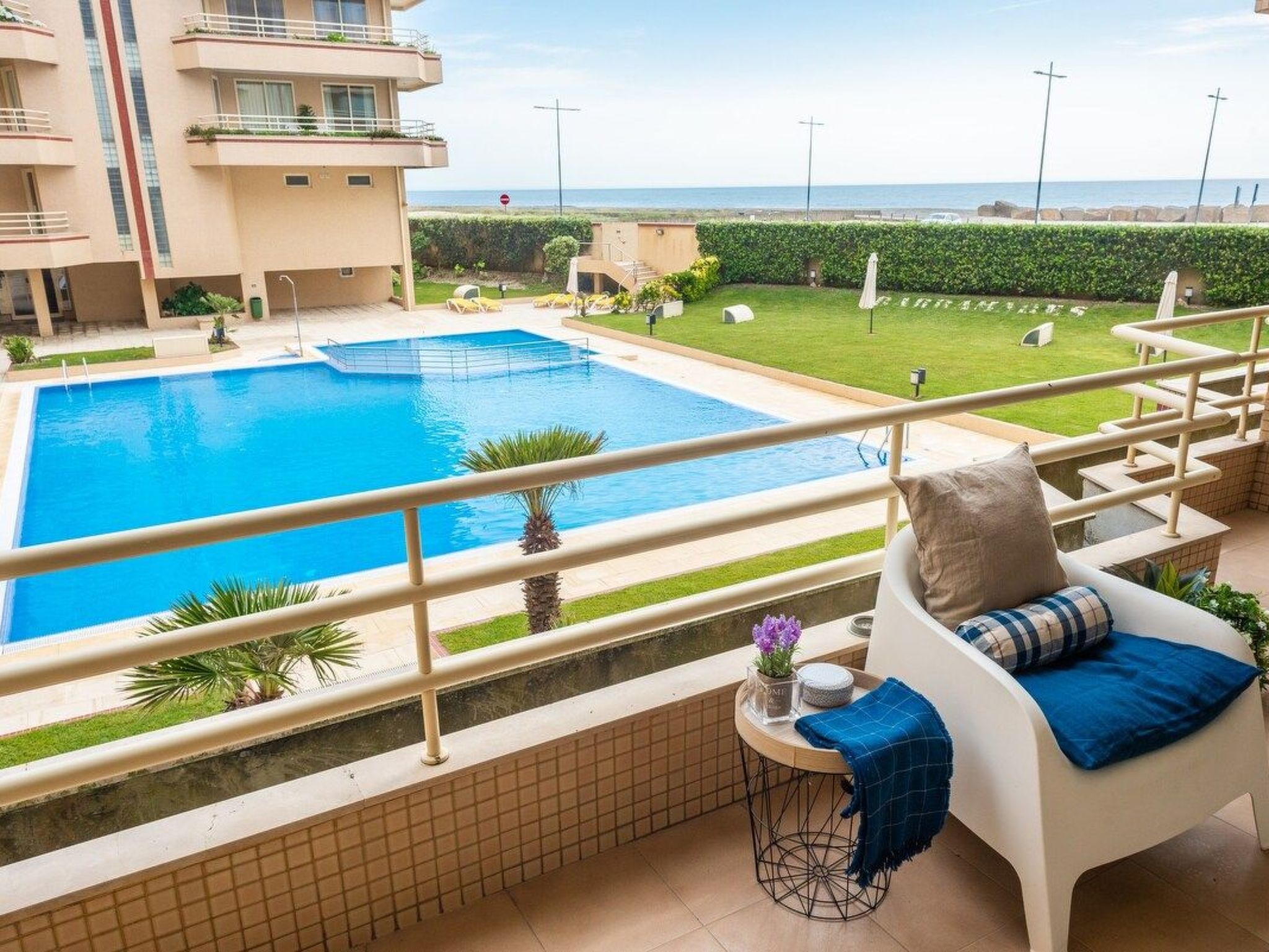 Meerblick First Line mit 2 Pools 3-Inside