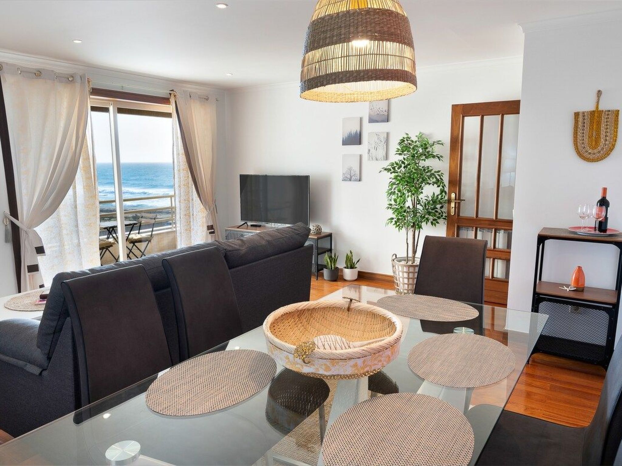 Meerblick First Line mit 2 Pools 5-Drinnen