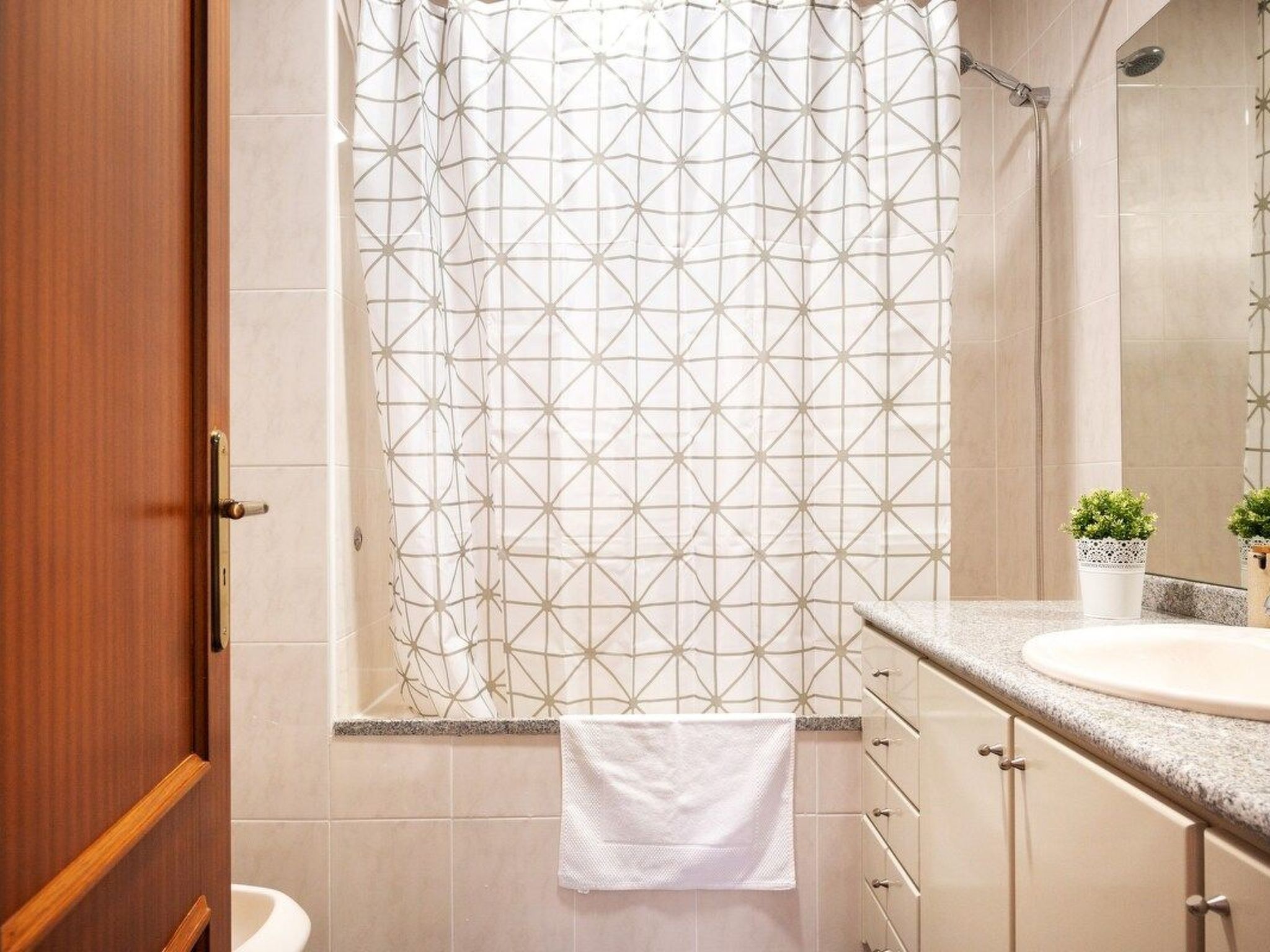 Meerblick First Line mit 2 Pools 5-Drinnen