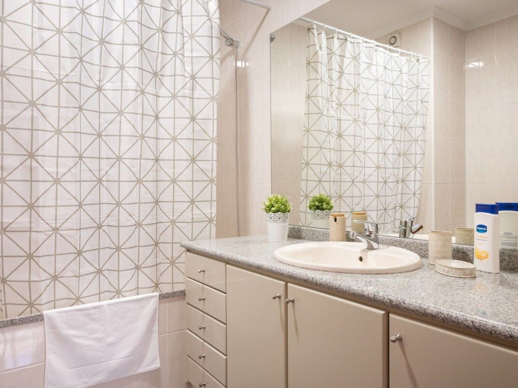 Meerblick First Line mit 2 Pools 5-Drinnen