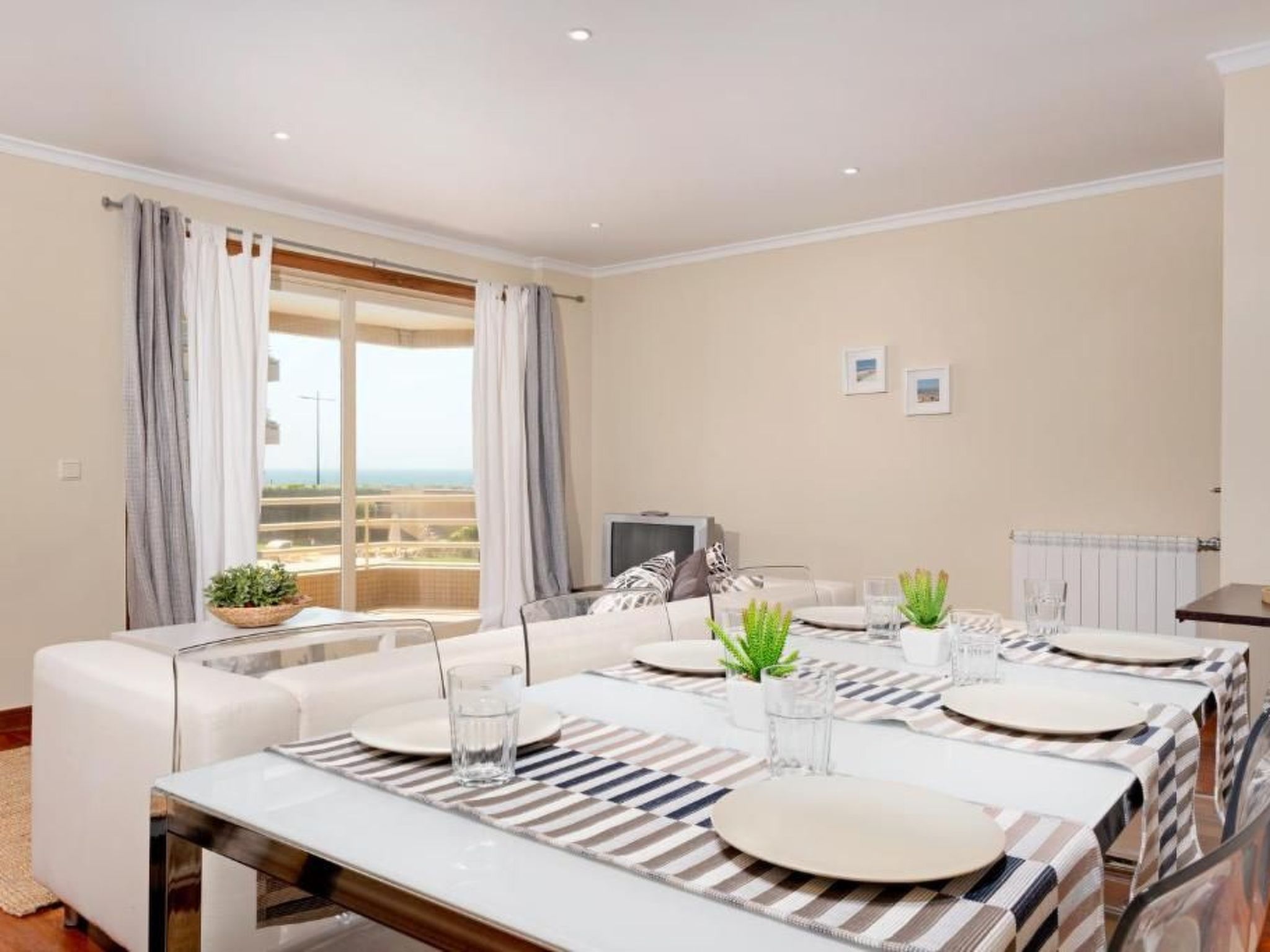 Meerblick First Line mit 2 Pools 1-Drinnen