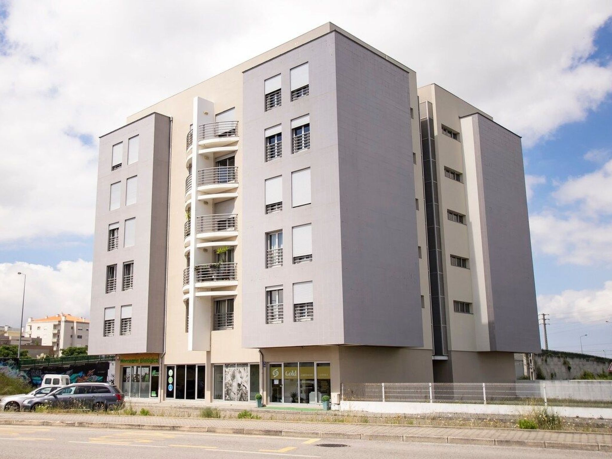 Turmhaus mit freier Garage-Binnen