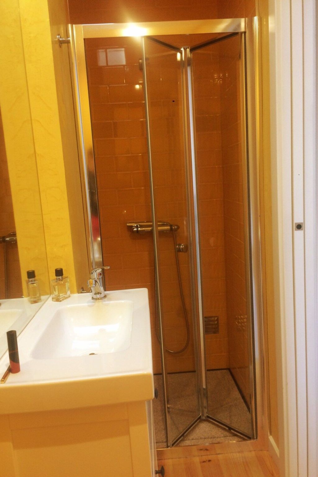 Gelbes Haus im historischen Zentrum-Image-tags.info