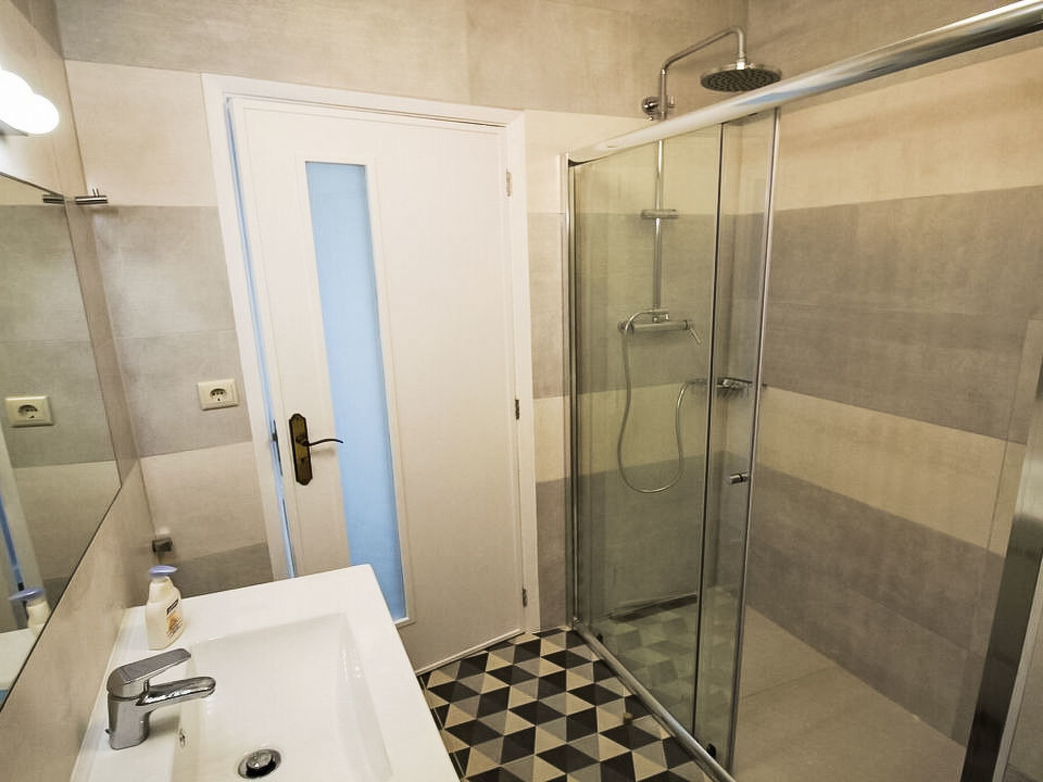 Aveiro Apartment with Patio - Binnen