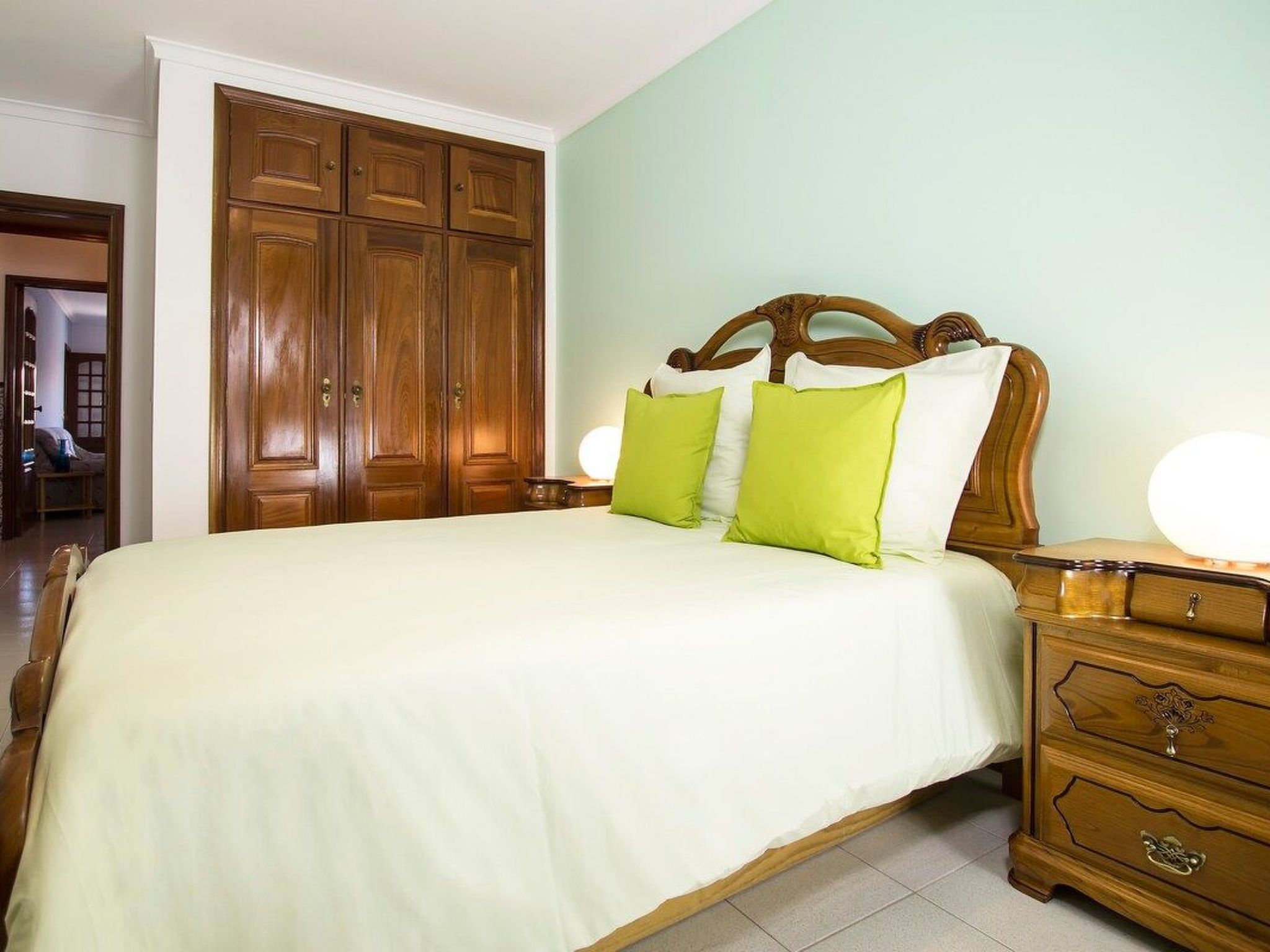 Haus der Scheinwerfer mit freier Garage