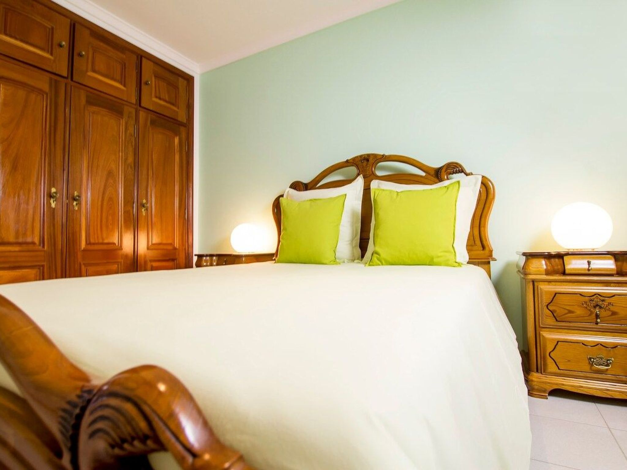 Haus der Scheinwerfer mit freier Garage