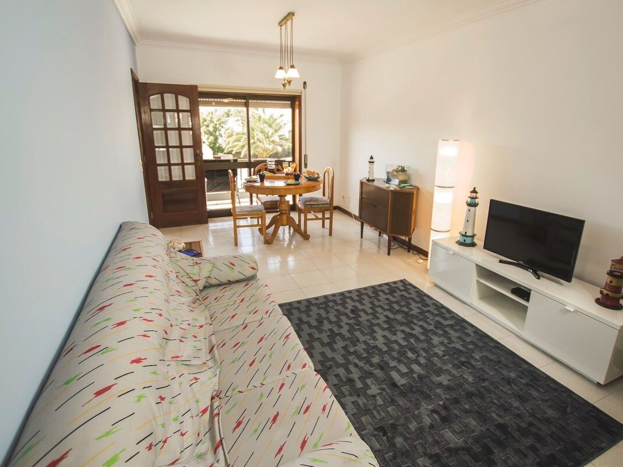 Haus der Scheinwerfer mit freier Garage-Binnen