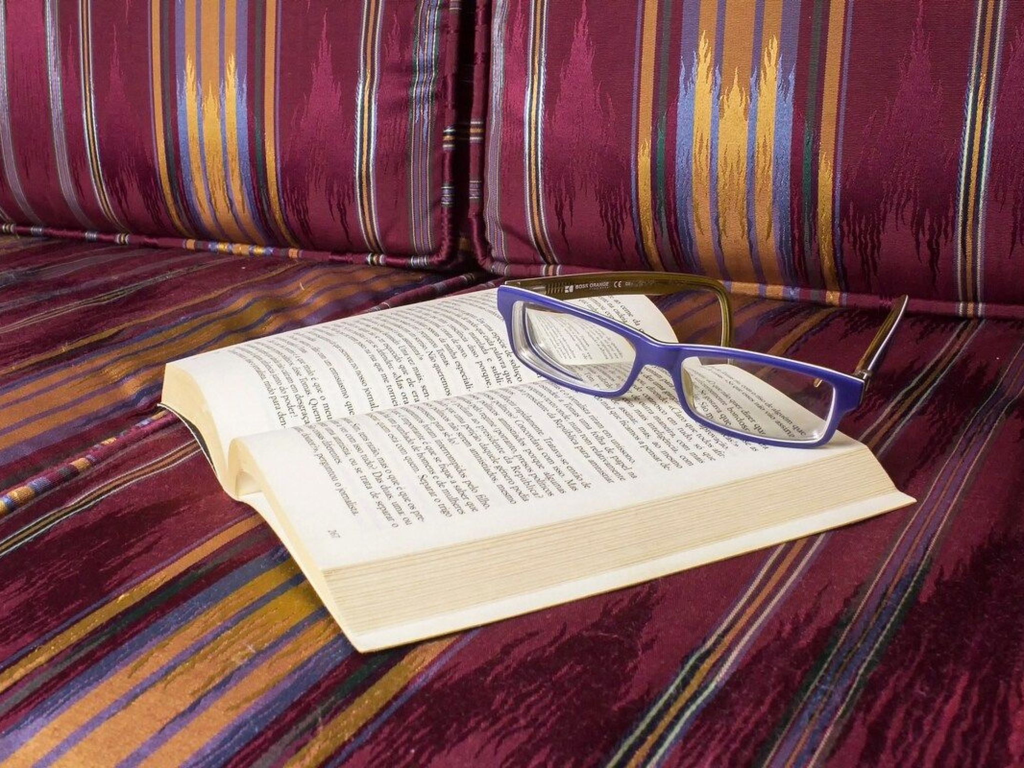 Haus der Scheinwerfer mit freier Garage-Binnen