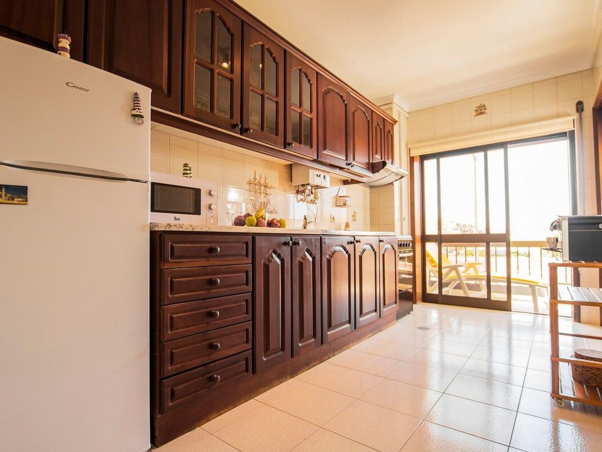 Haus der Scheinwerfer mit freier Garage-Binnen