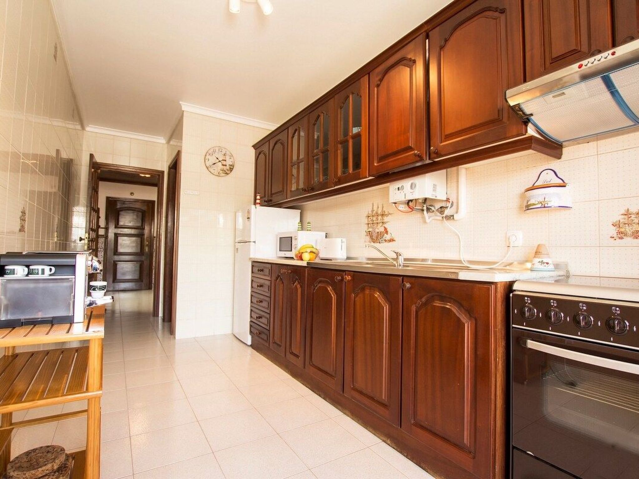 Haus der Scheinwerfer mit freier Garage-Binnen