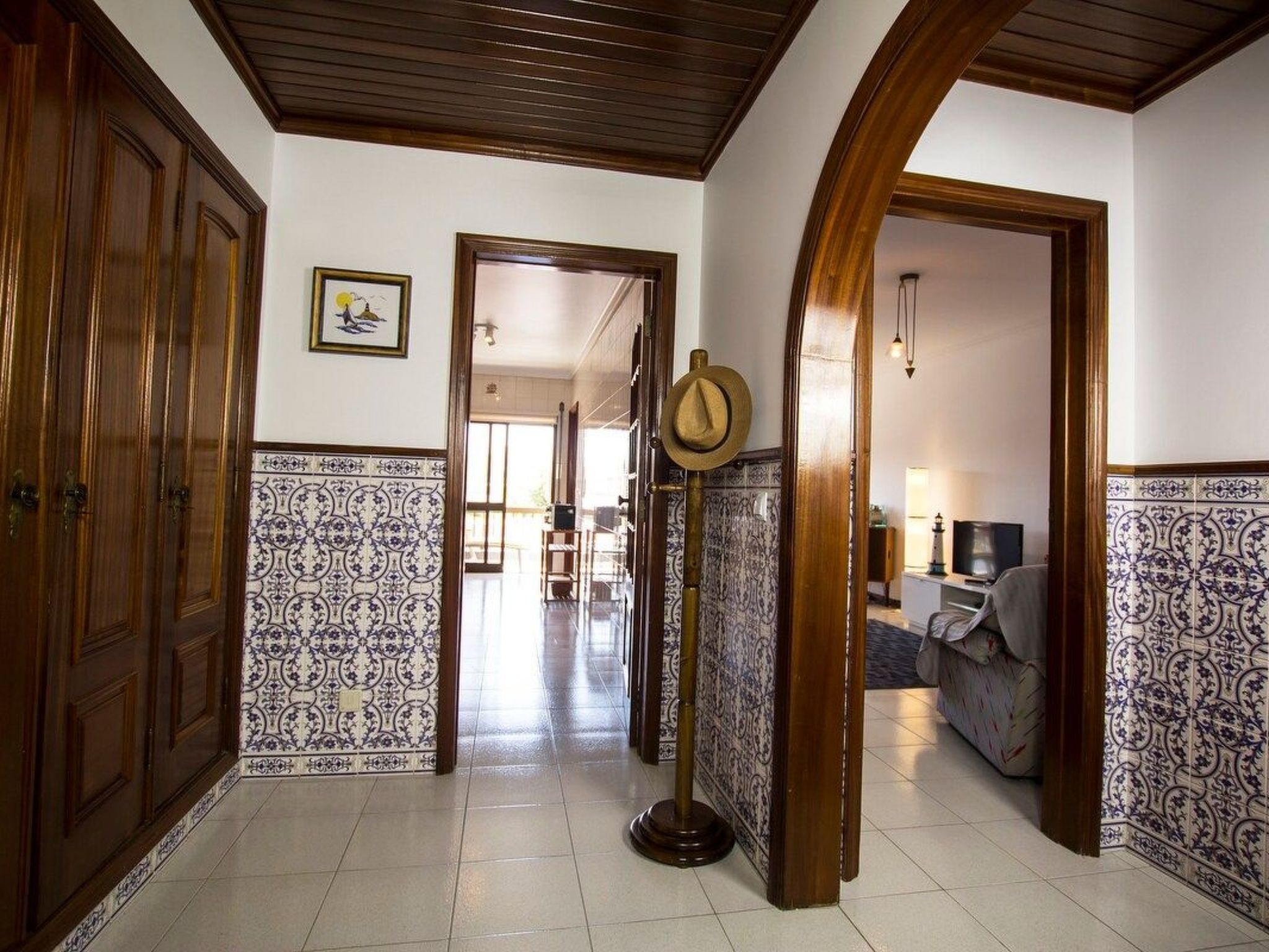 Haus der Scheinwerfer mit freier Garage-Binnen