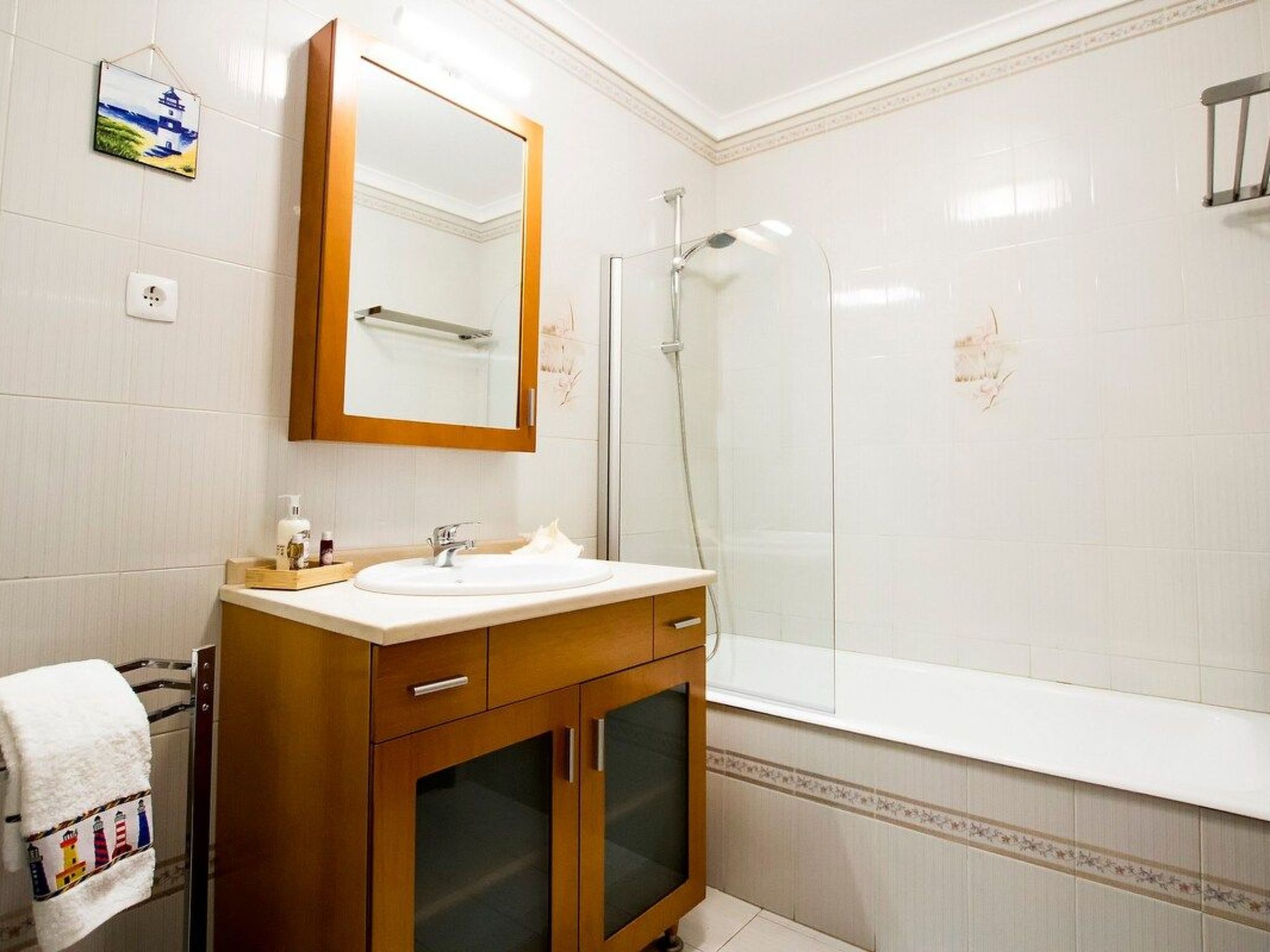 Haus der Scheinwerfer mit freier Garage-Binnen