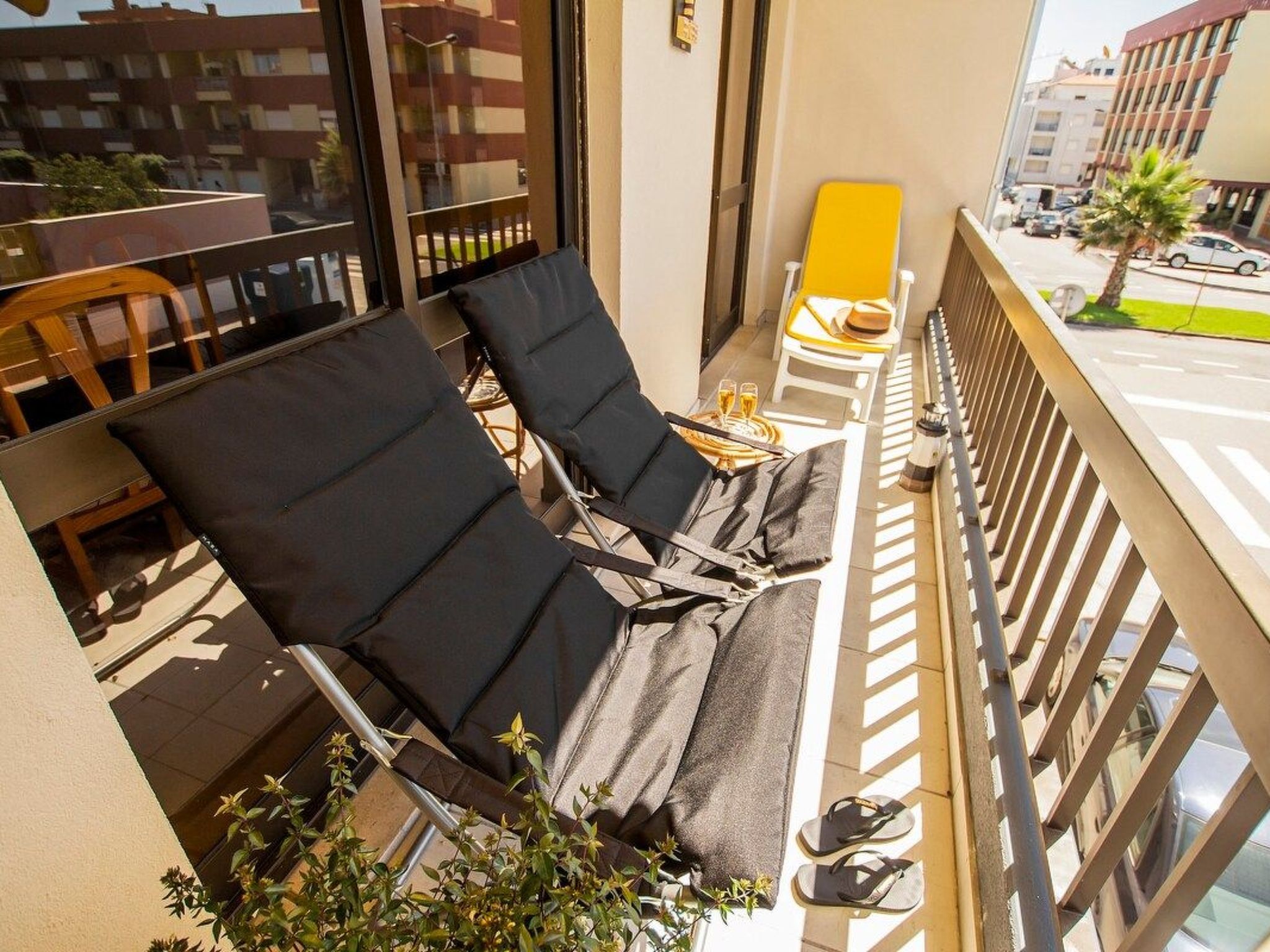 Haus der Scheinwerfer mit freier Garage-Binnen