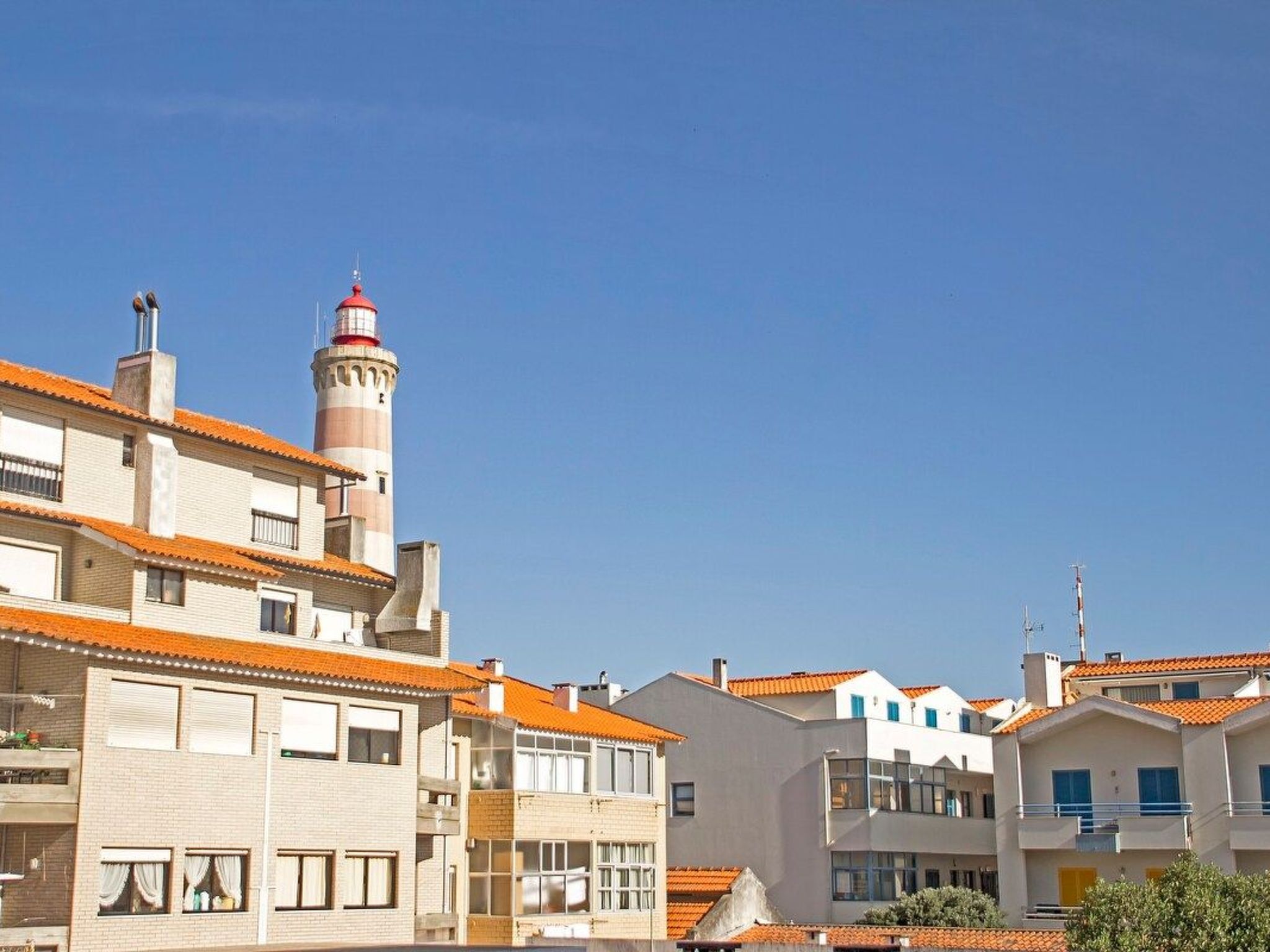 Haus der Scheinwerfer mit freier Garage-Binnen