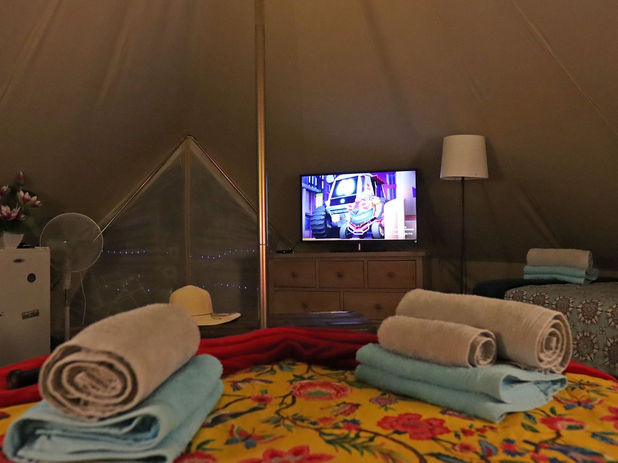Privates, luxuriöses Glamping mit solarbeheiztem Schwimmbad Tv und Wi-Fi - Drinnen