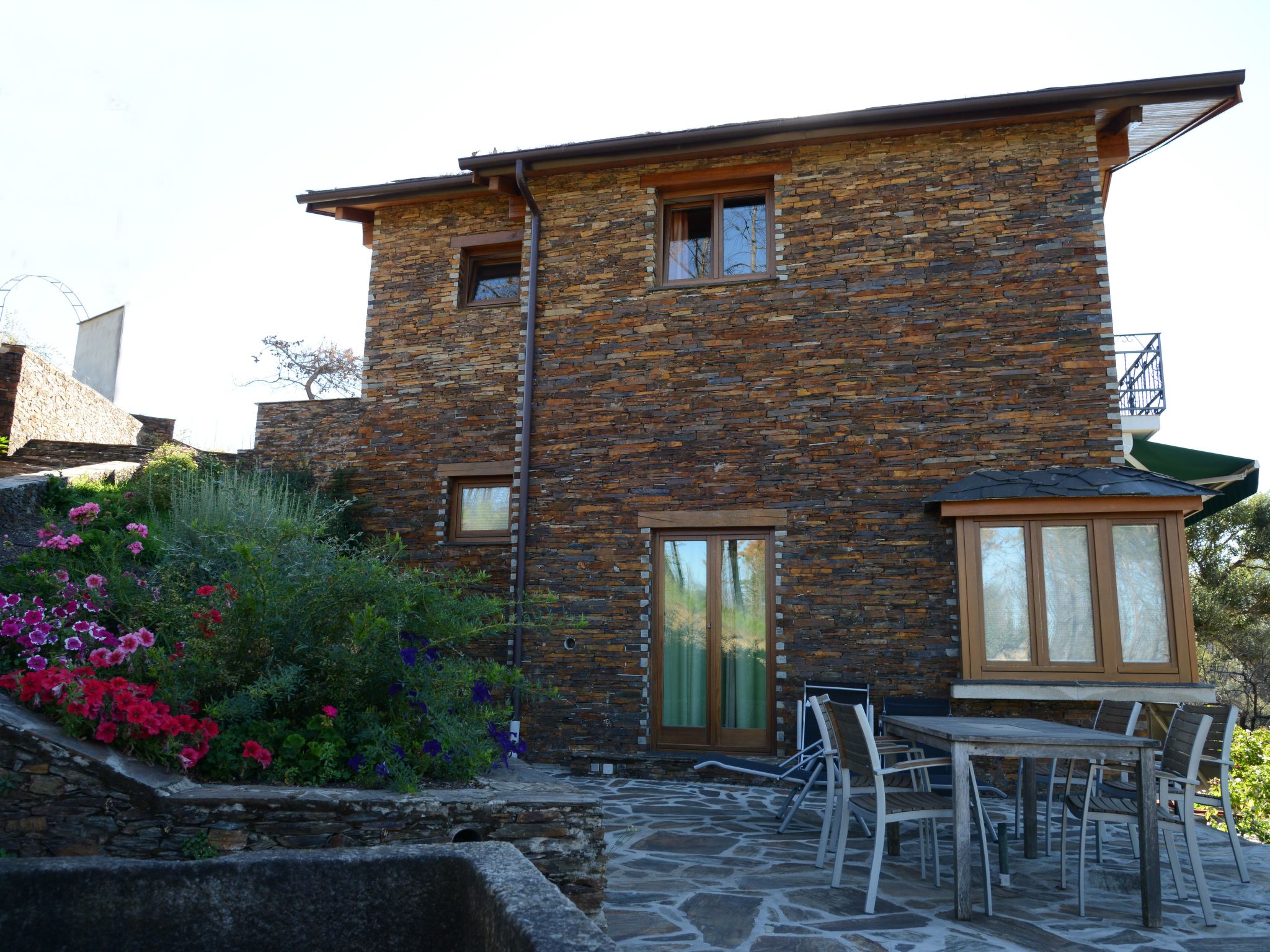 Mit Sonnenterrasse und großem Garten-Binnen