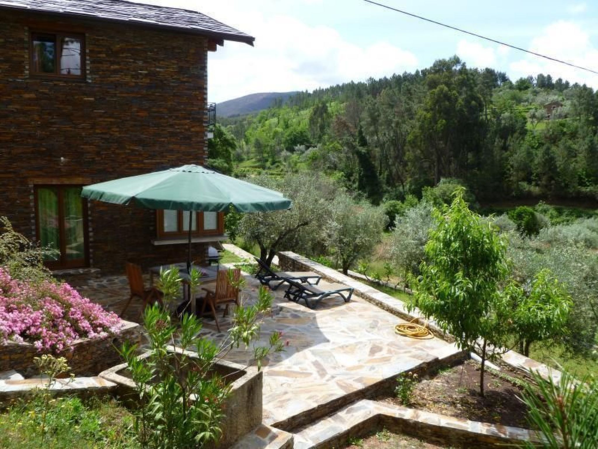 Mit Sonnenterrasse und großem Garten-Binnen