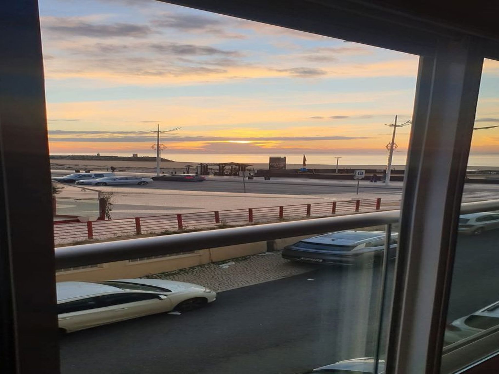 Strandnah und mit Blick auf das Meer