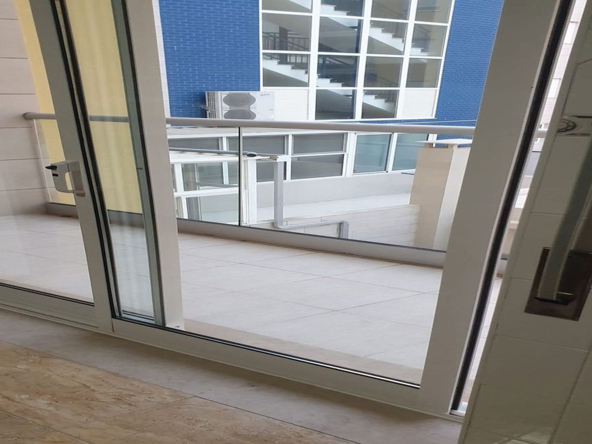 Strandnah und mit Blick auf das Meer