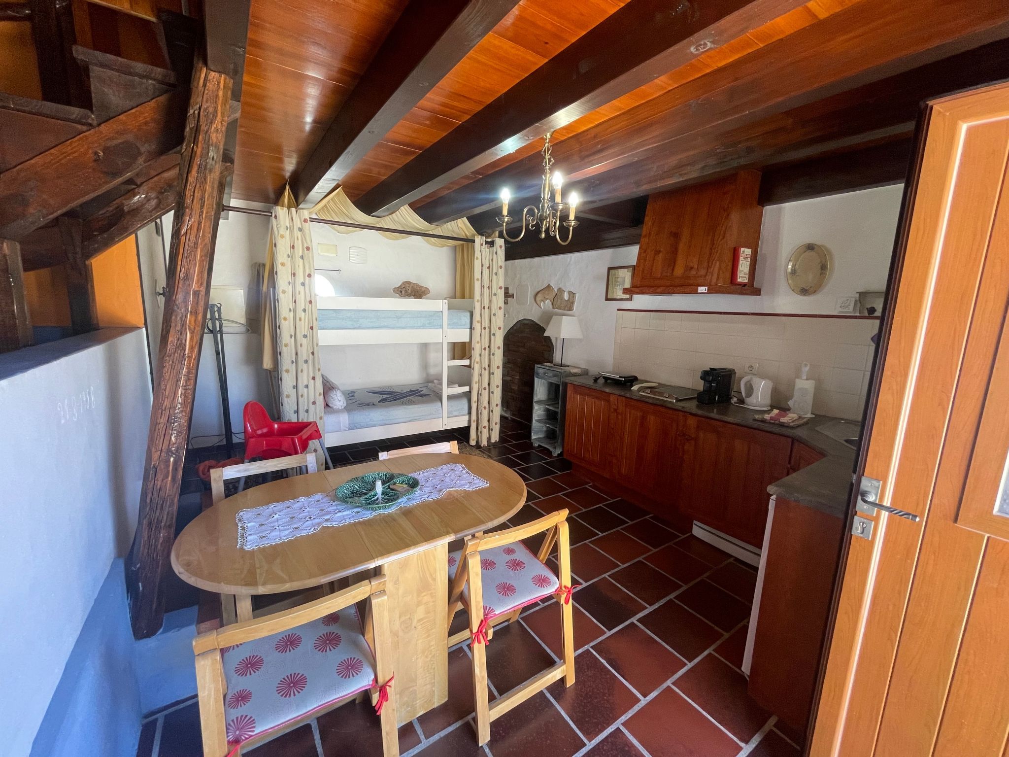 Gemütliches Ferienhaus mit großem Gemeinschaftspool und Garten-Dedans