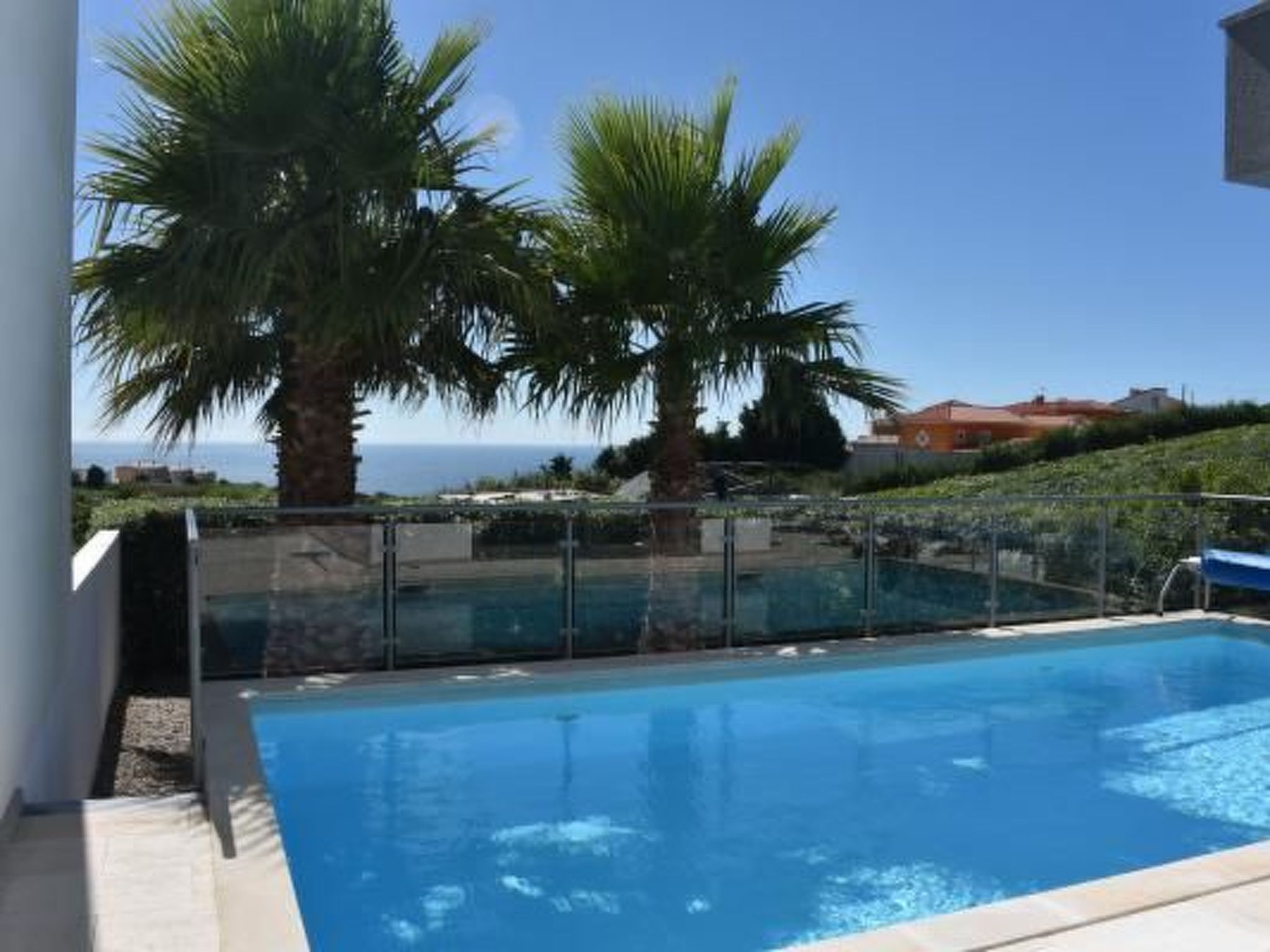 Moderne Villa mit privatem Pool und Meerblick