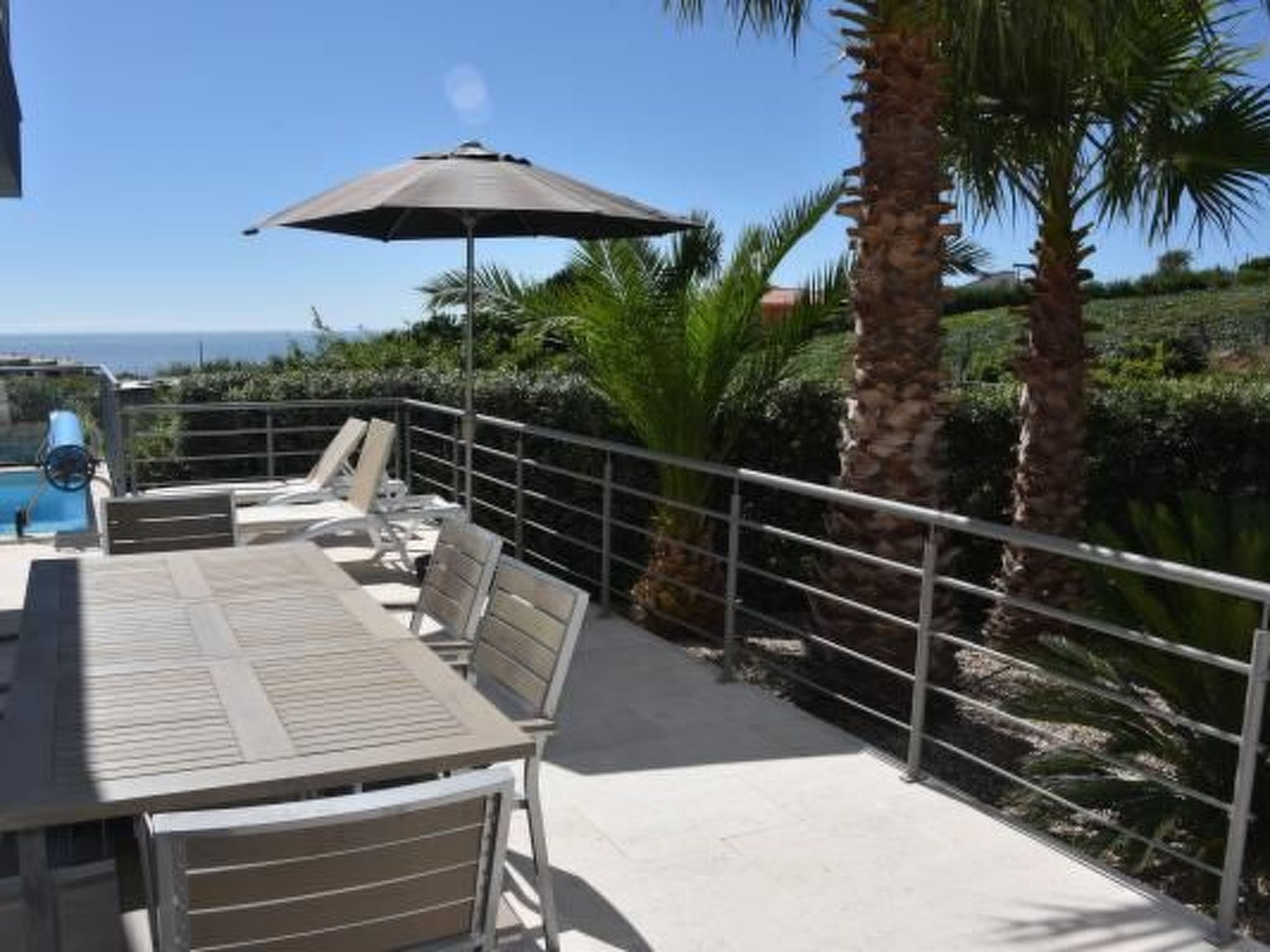 Moderne Villa mit privatem Pool und Meerblick