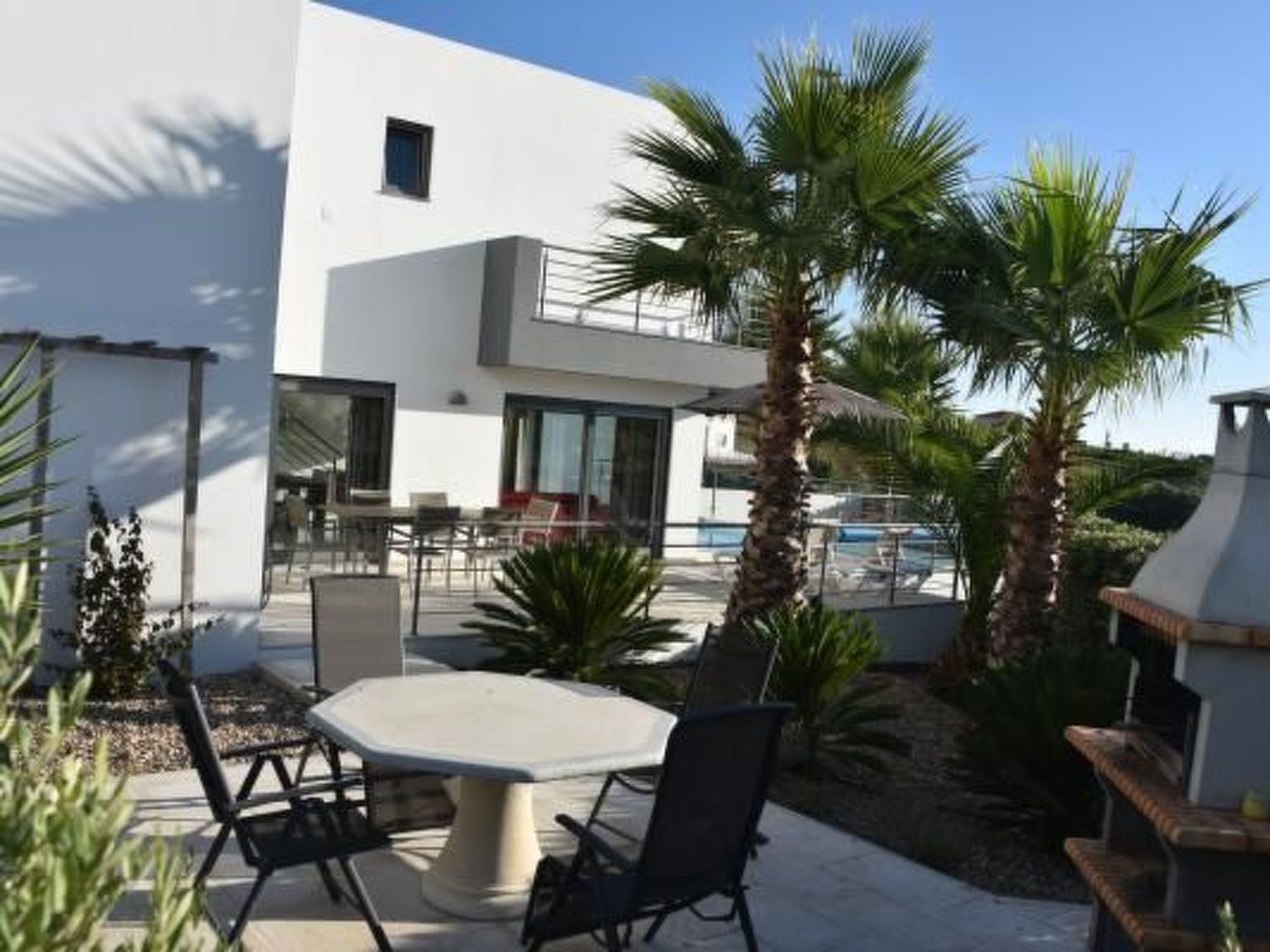 Moderne Villa mit privatem Pool und Meerblick