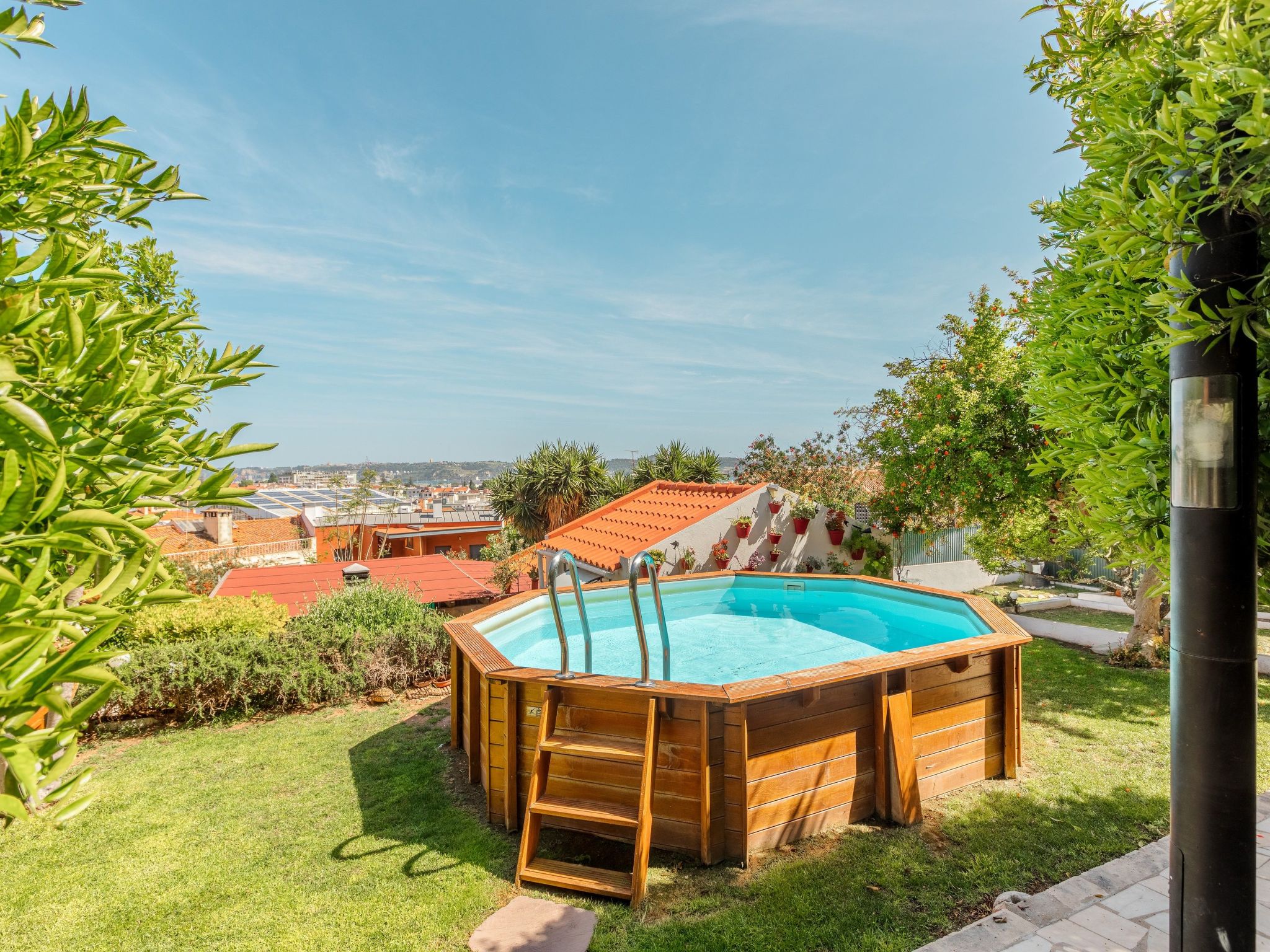 In Algés mit Kleinem gemeinsamem Pool-Binnen