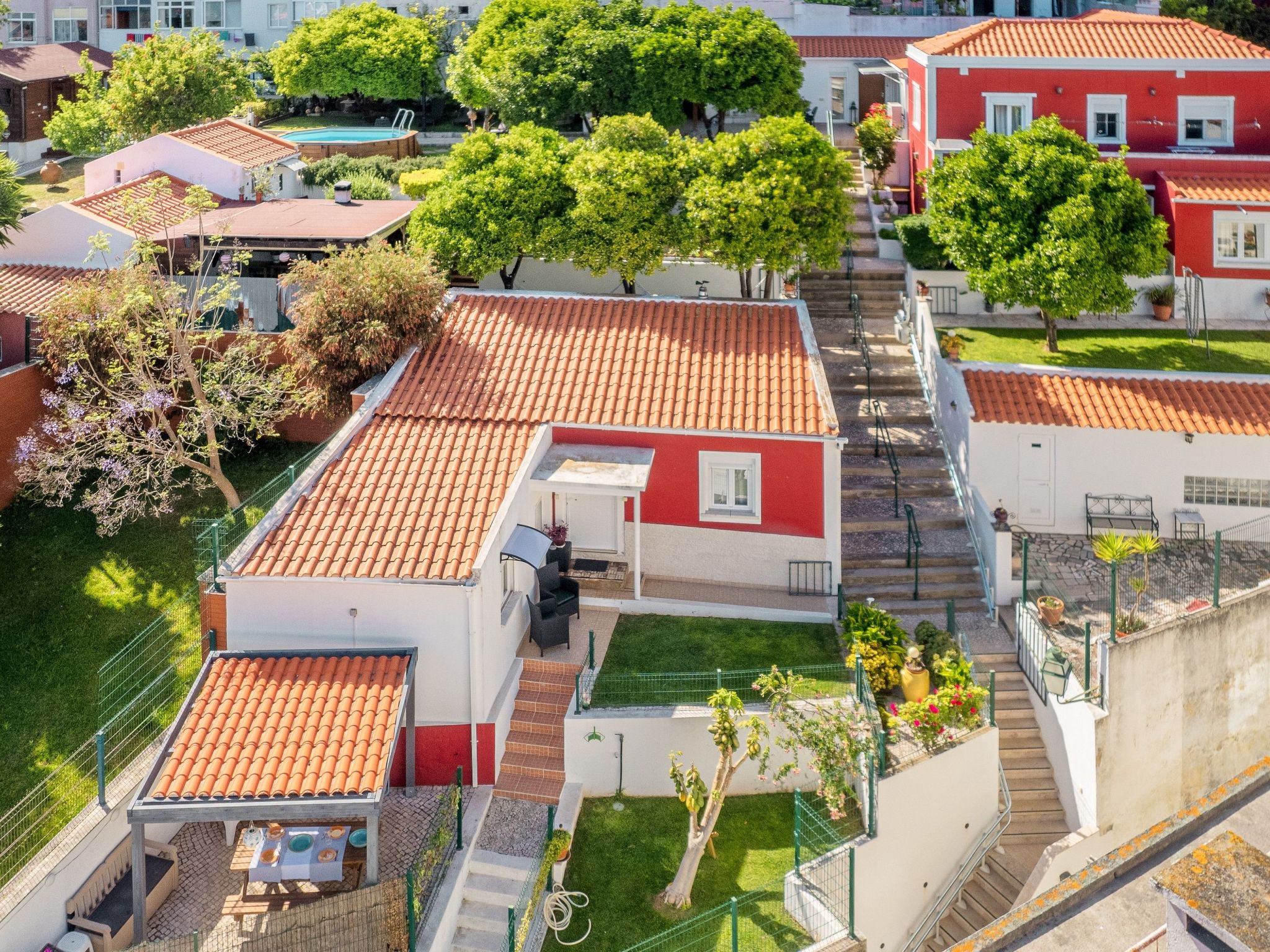 In Algés mit Kleinem gemeinsamem Pool-Binnen