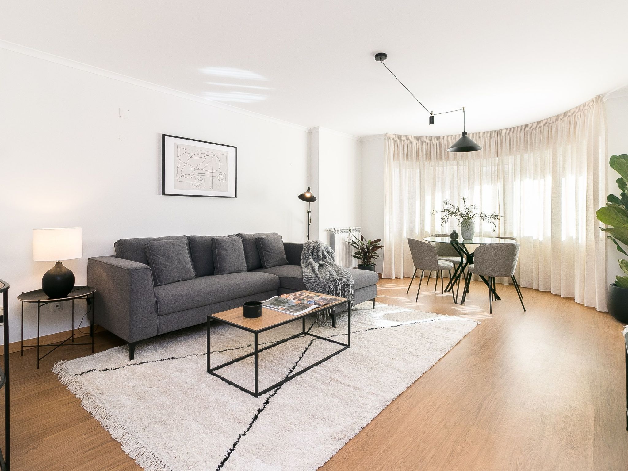 Perfect location☀️! The apartment is in a quiet and upscale area in uptown Lisbon and at the same time very convenient for sightseeing⭐.Down the block is a vast and beautiful public park with 26..