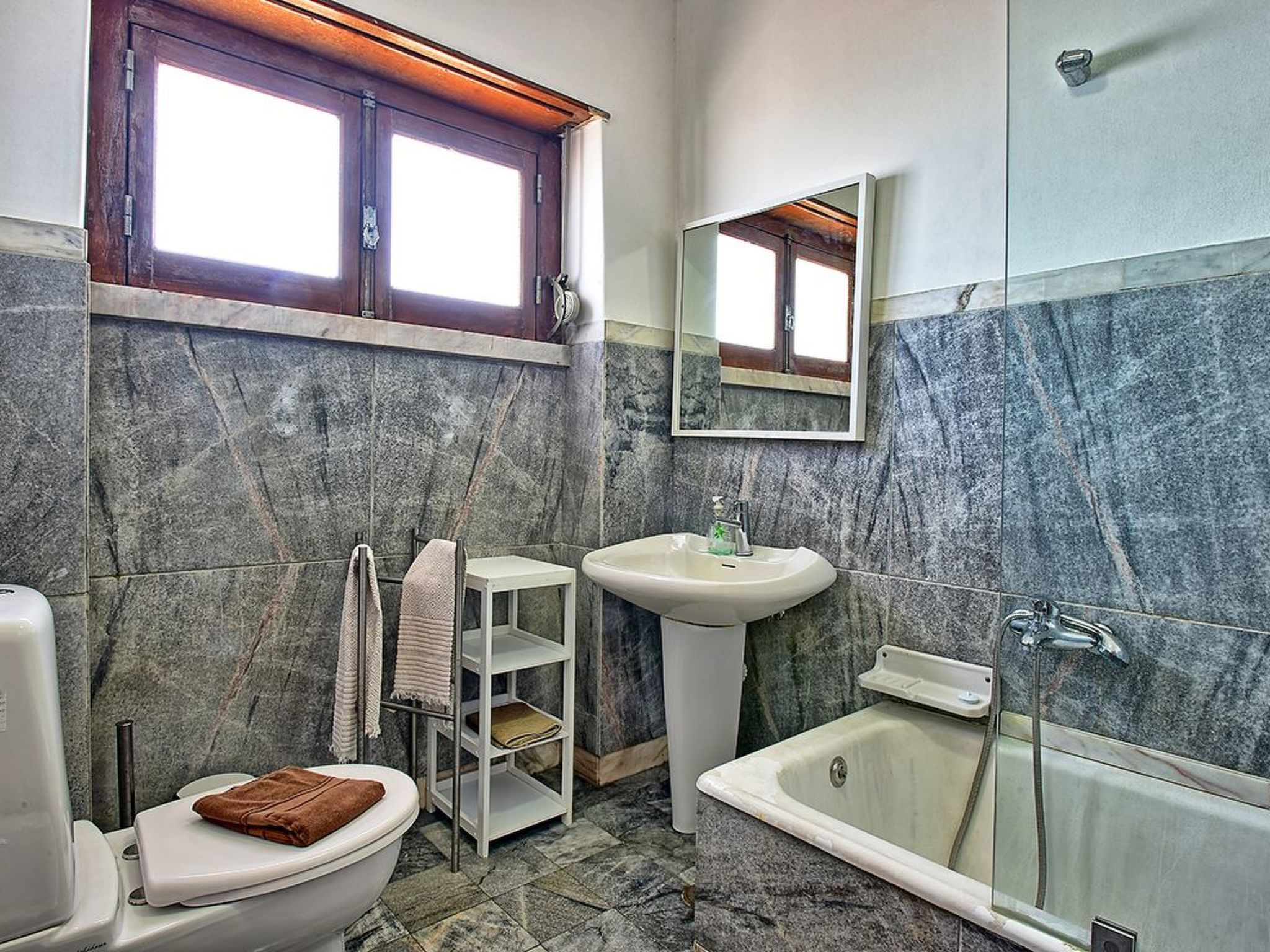 "Apolonia" mit Waschmaschine-Binnen