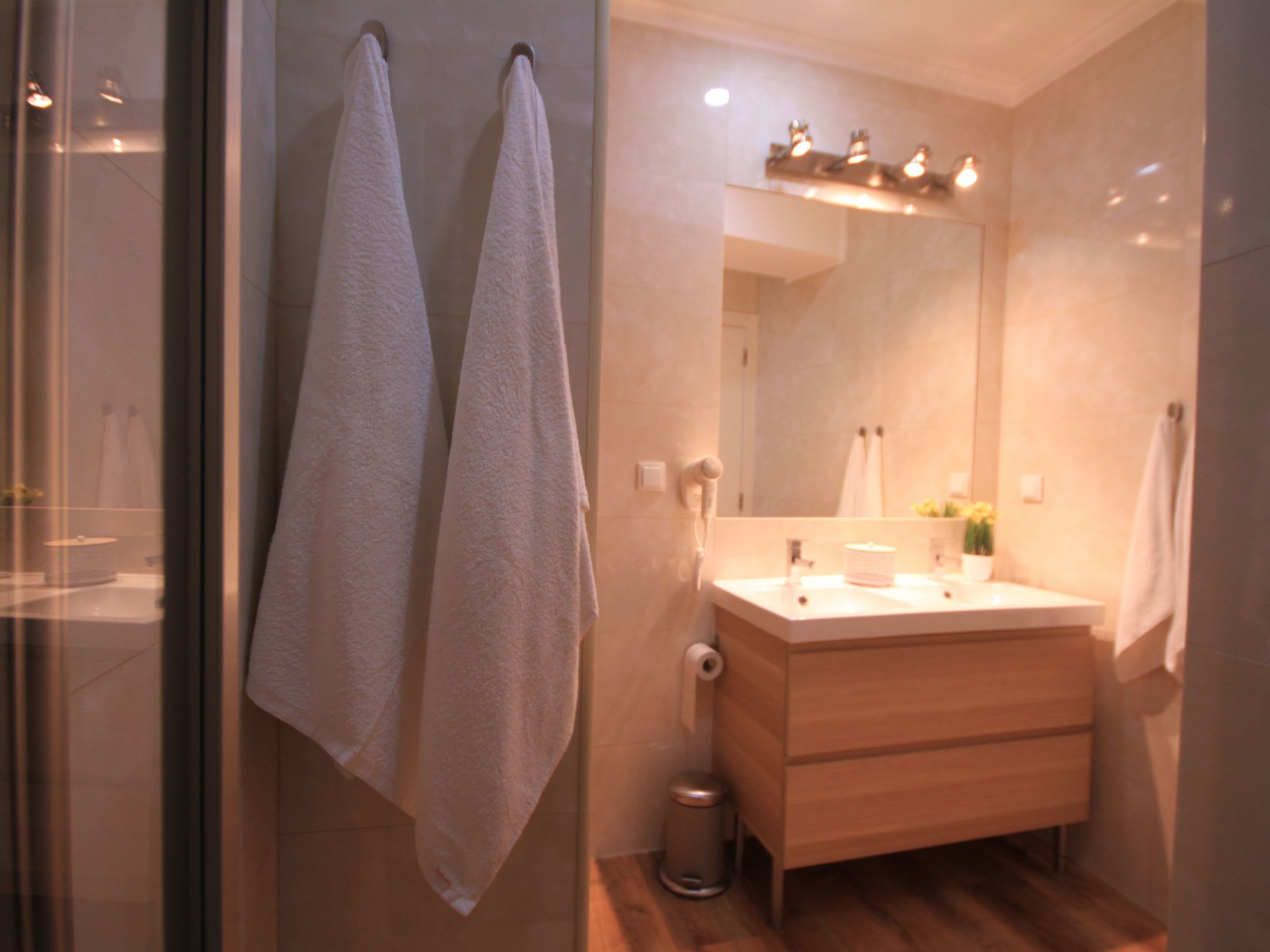 Alfama Right Point, Happiness House-Binnen