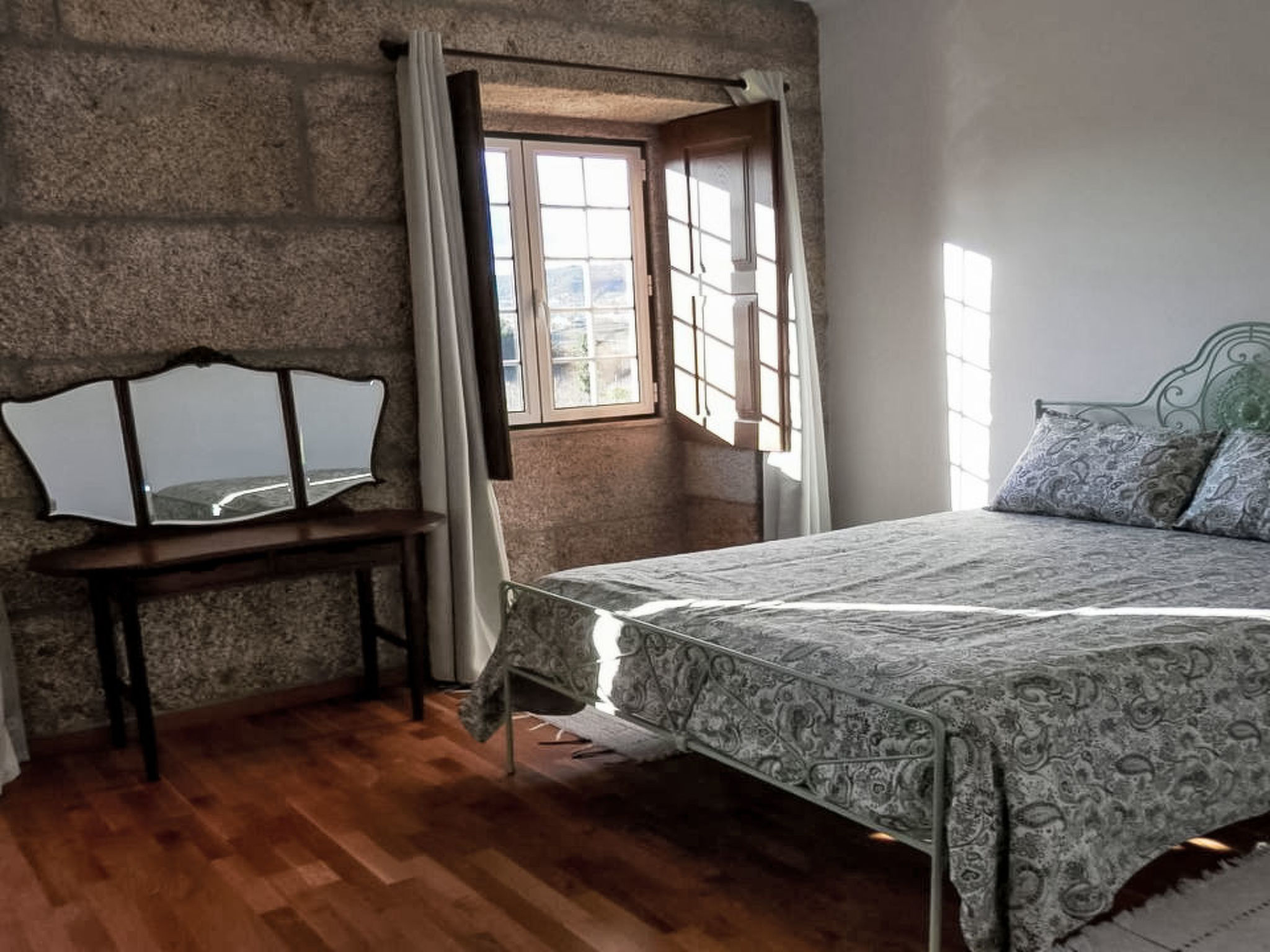 Picturesque Villa with Private Pool - Binnen
