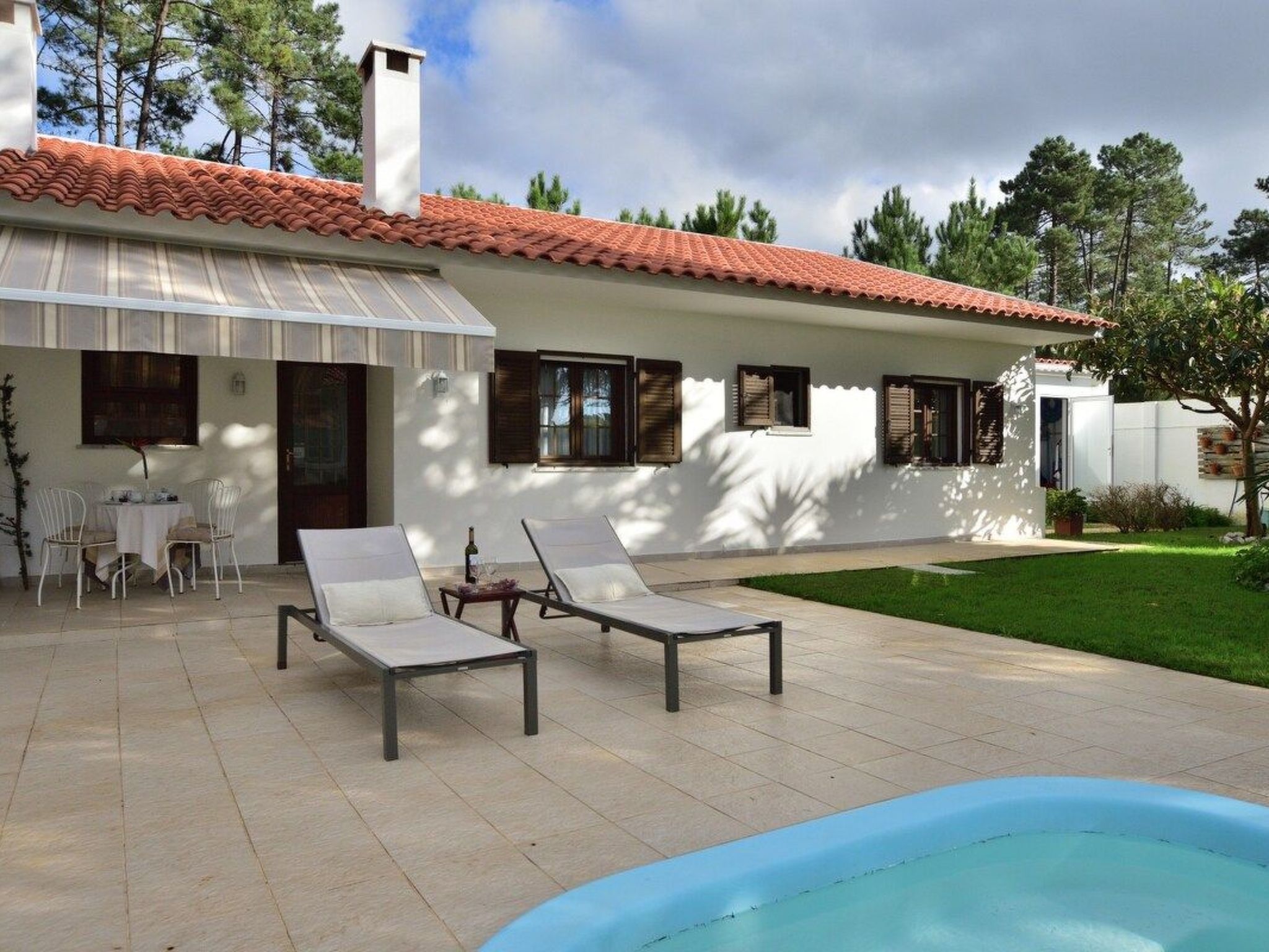 Mit Garten, Grill und Terrasse-Buiten