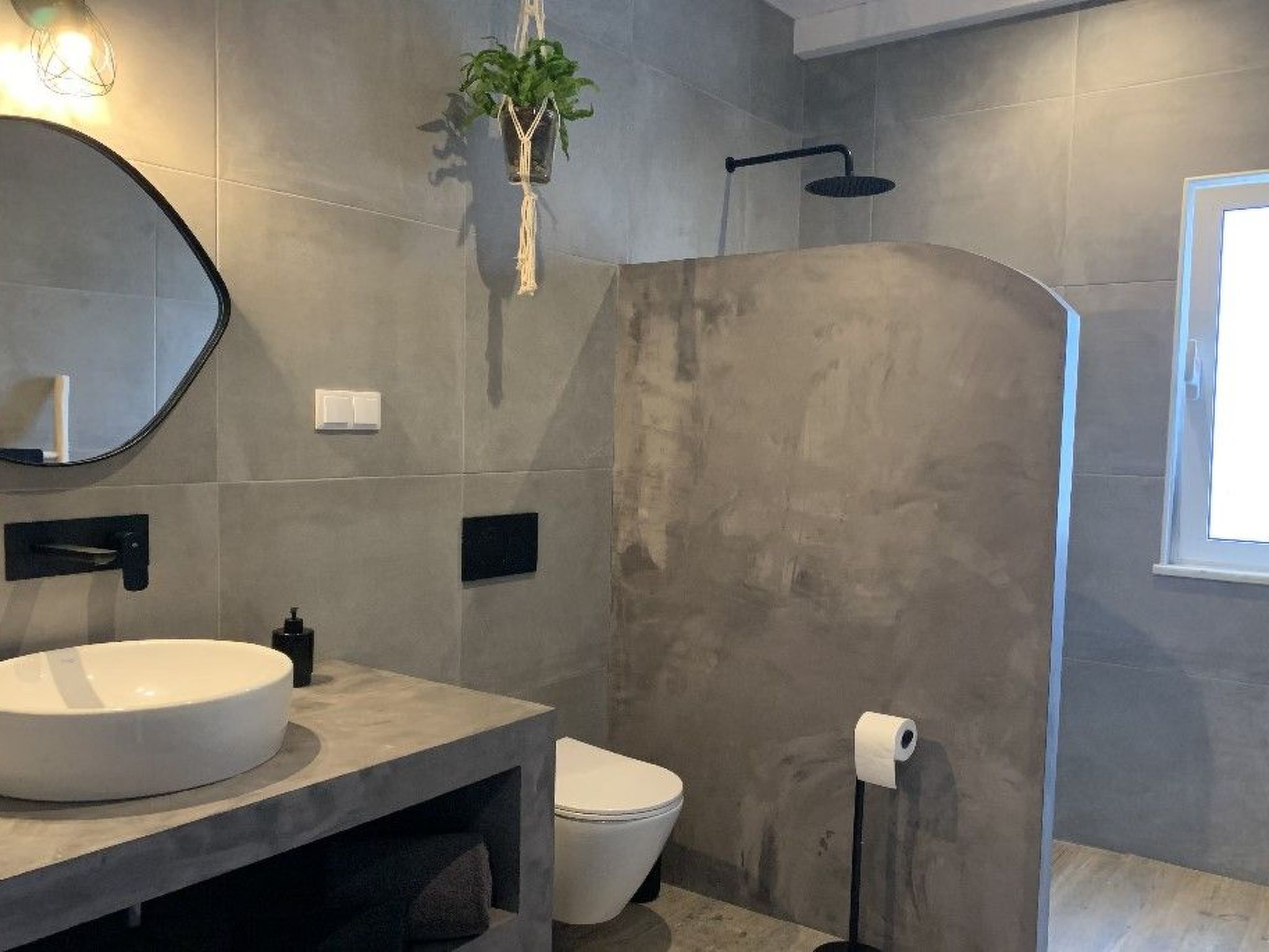 Auf dem Lande in der Nähe des Strandes-Drinnen