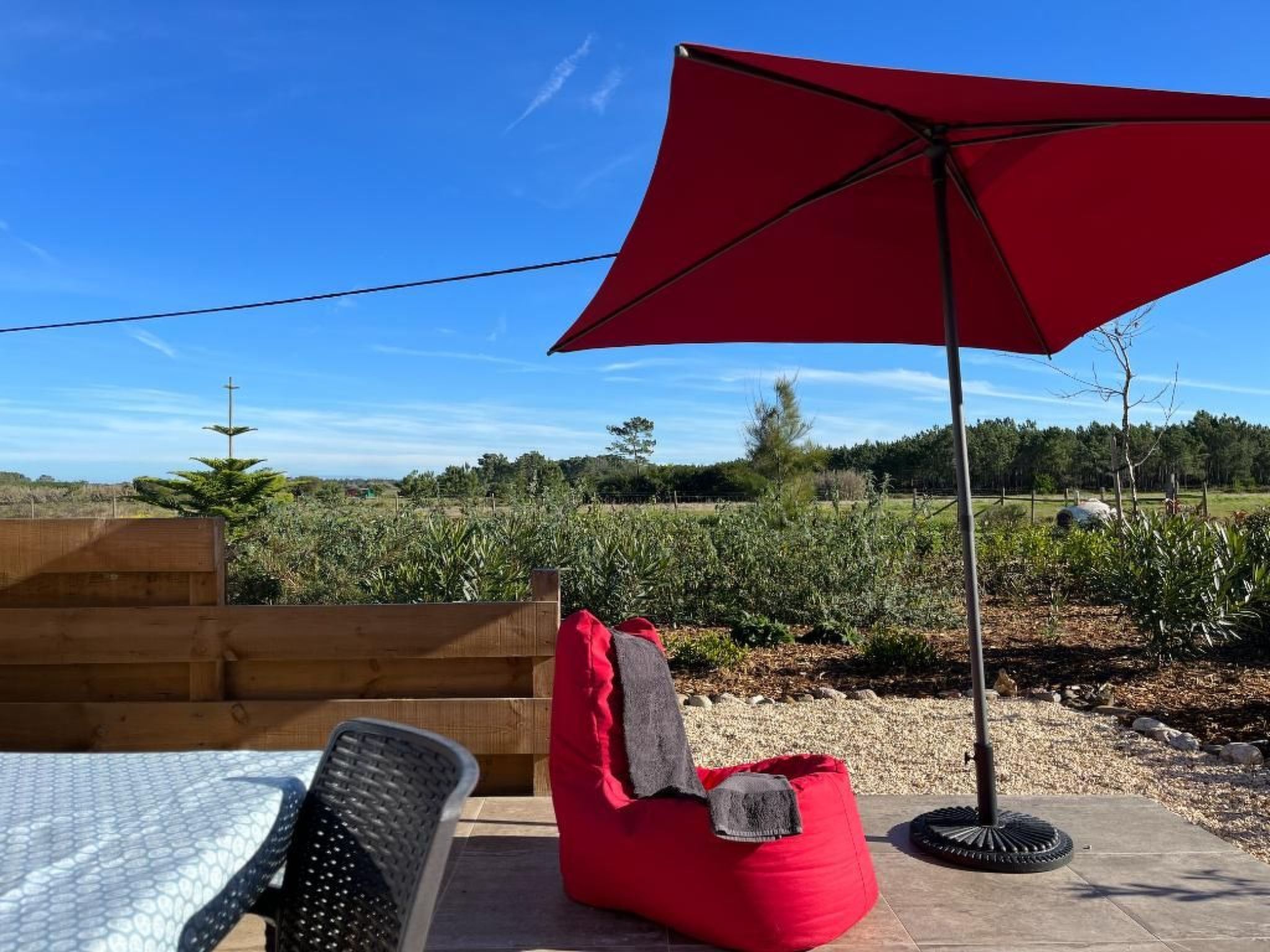 Auf dem Lande in der Nähe des Strandes-Drinnen