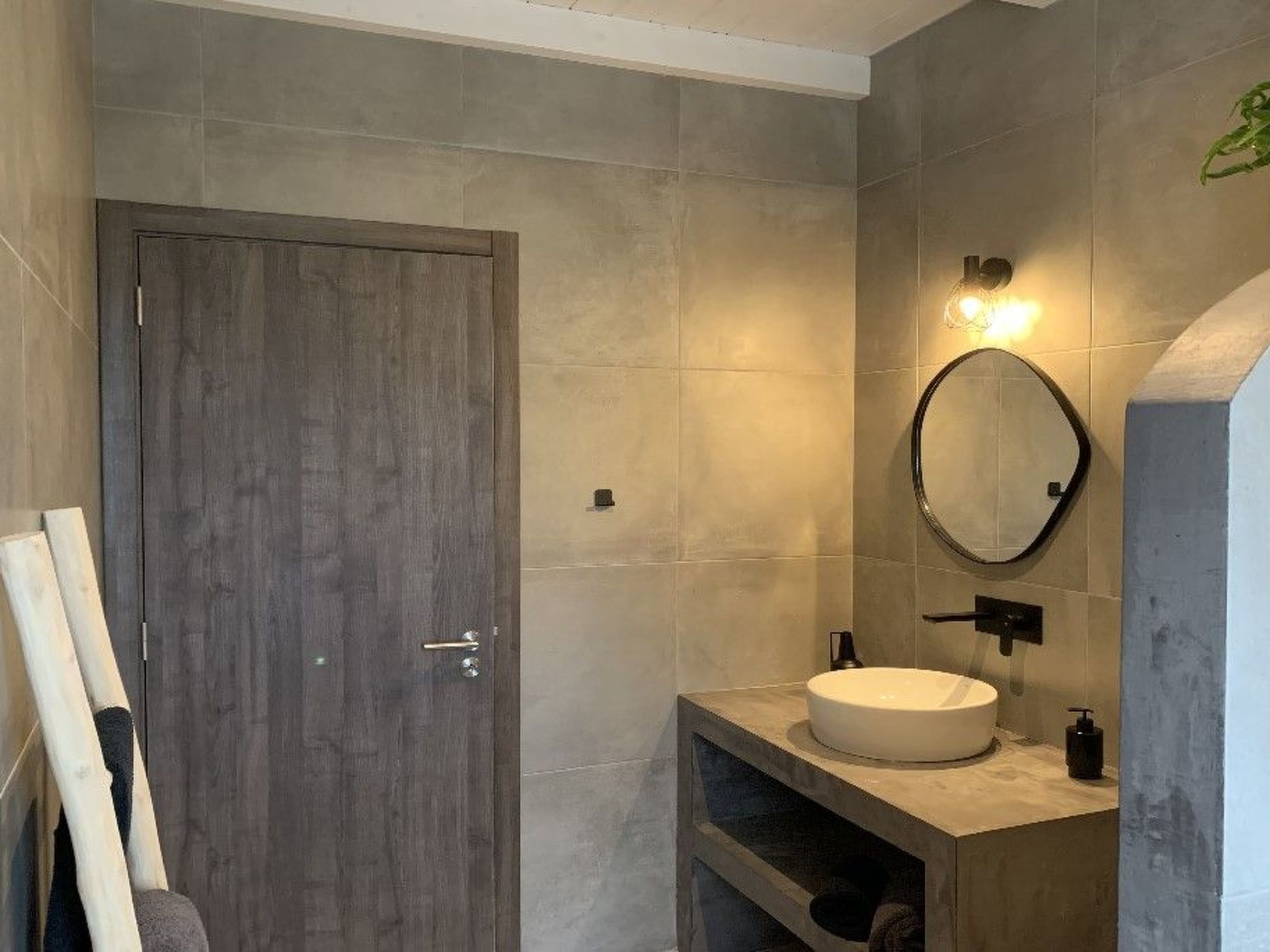 Auf dem Lande in der Nähe des Strandes-Drinnen