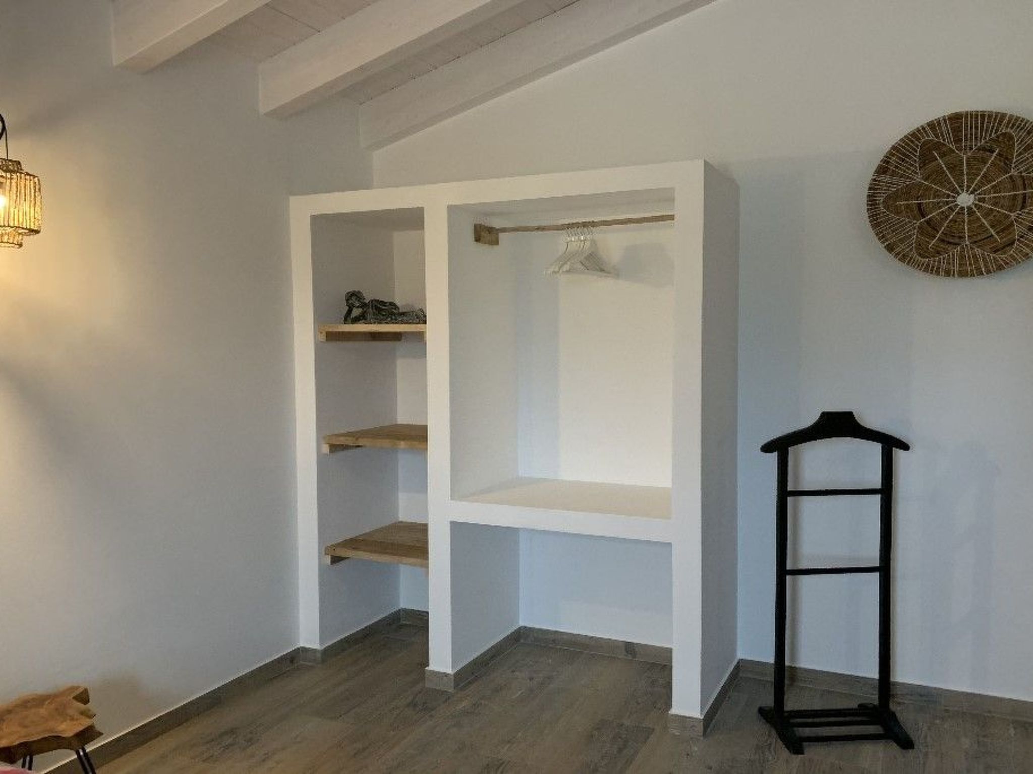 Auf dem Lande in der Nähe des Strandes-Drinnen